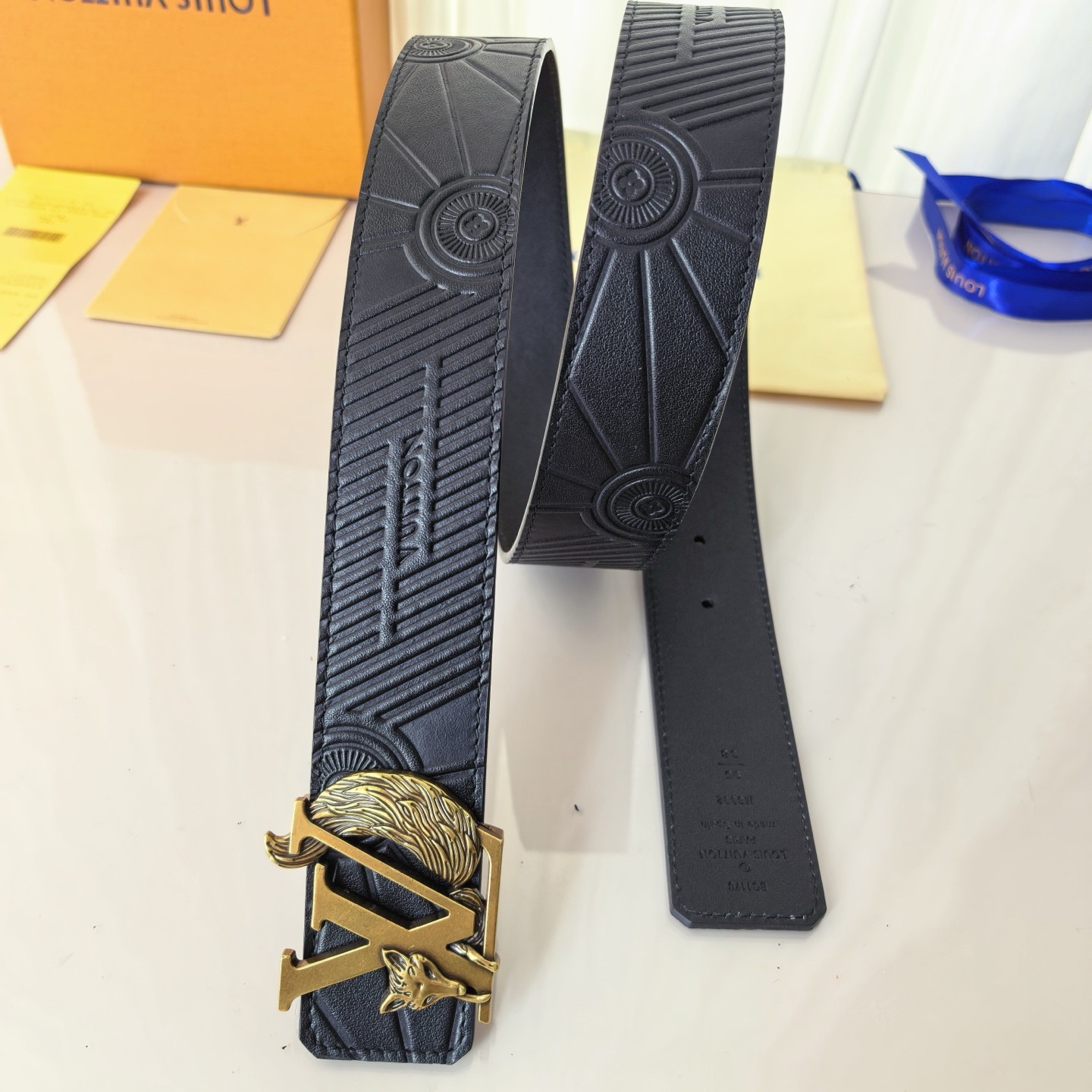 LV ShaPe Raffia 双面腰带采用拉菲草刺绣 Monogram 图案，与 2020 秋冬秀场的