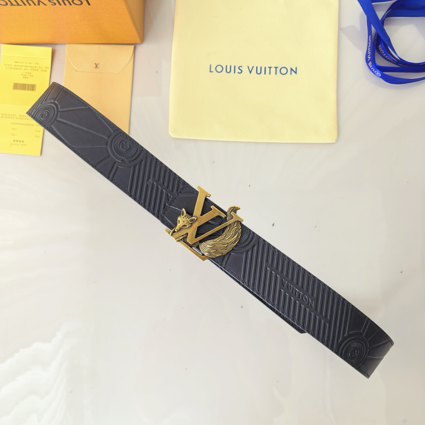 LV ShaPe Raffia 双面腰带采用拉菲草刺绣 Monogram 图案，与 2020 秋冬秀场的