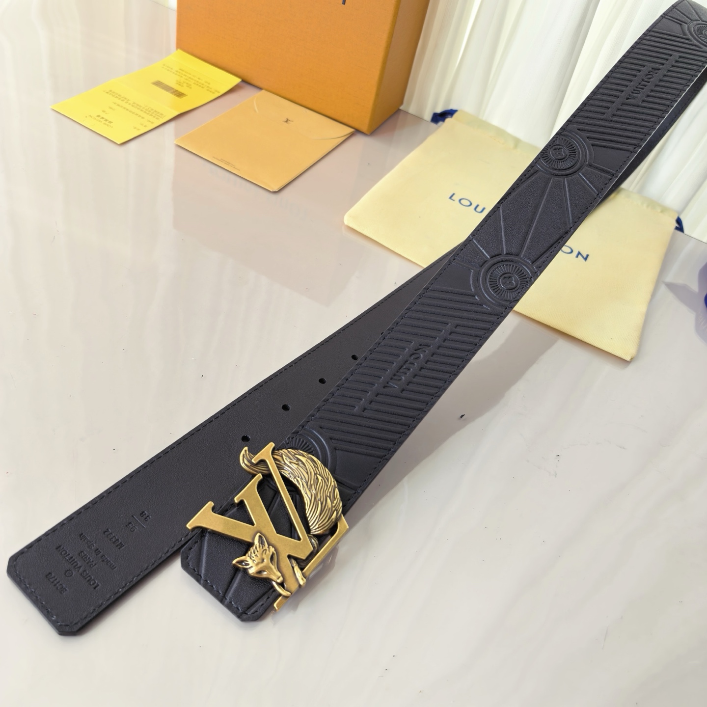 LV ShaPe Raffia 双面腰带采用拉菲草刺绣 Monogram 图案，与 2020 秋冬秀场的