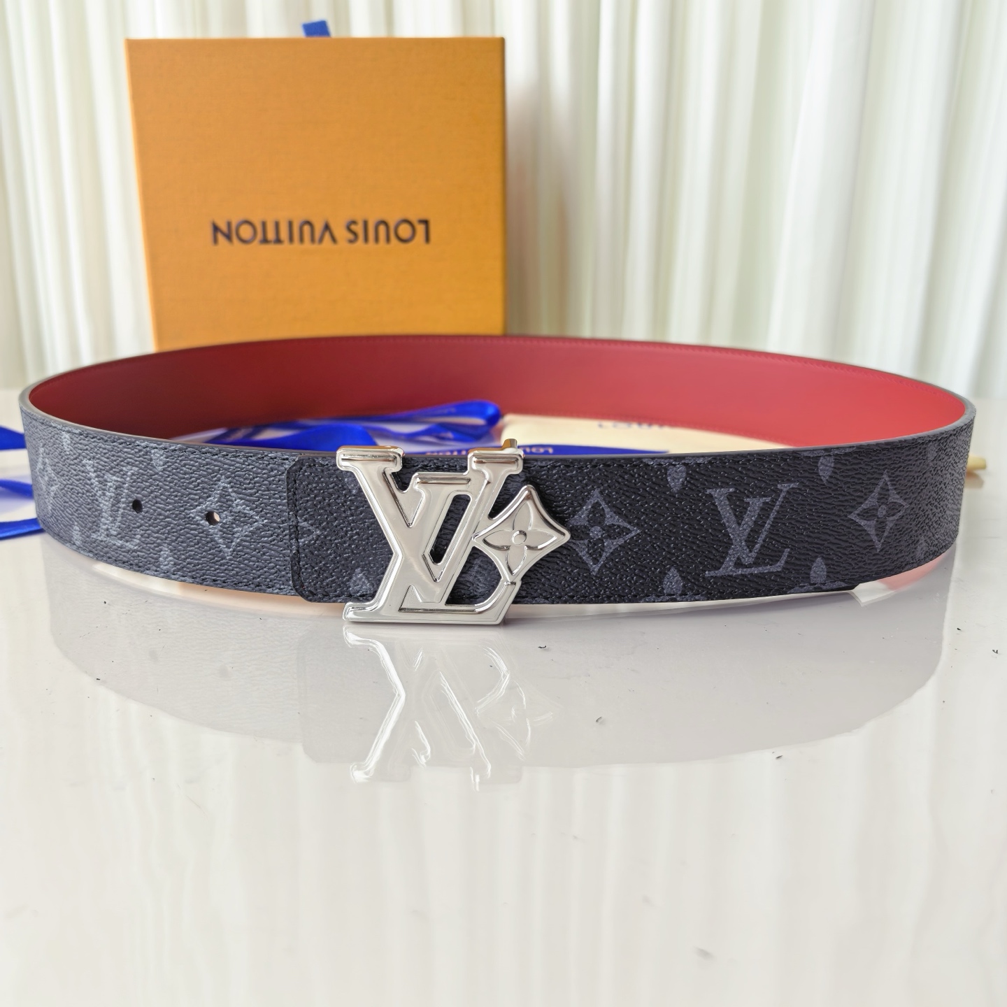 4.0宽LV Initiales Studs 可逆皮带诱人地将House DNA与意想不到的繁荣相结合，