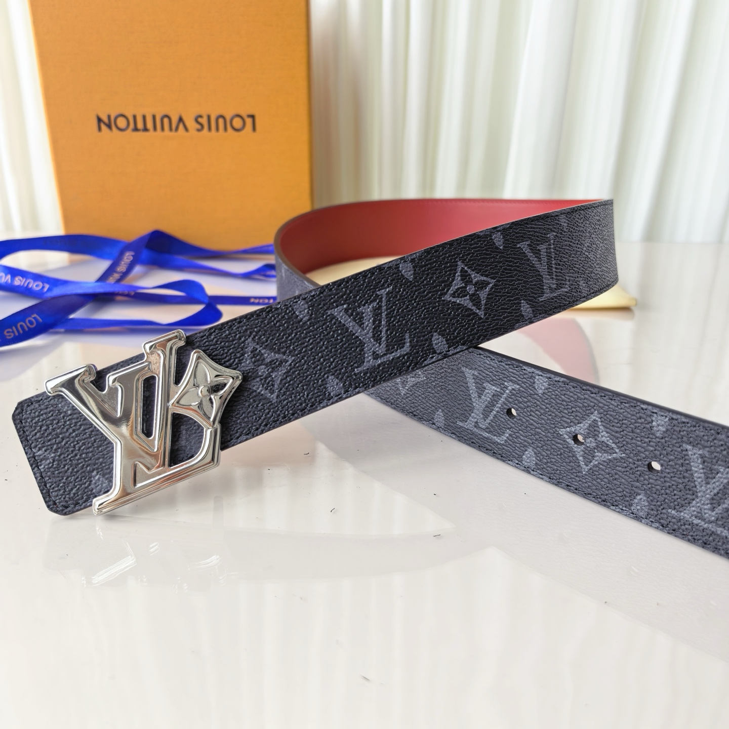 4.0宽LV Initiales Studs 可逆皮带诱人地将House DNA与意想不到的繁荣相结合，