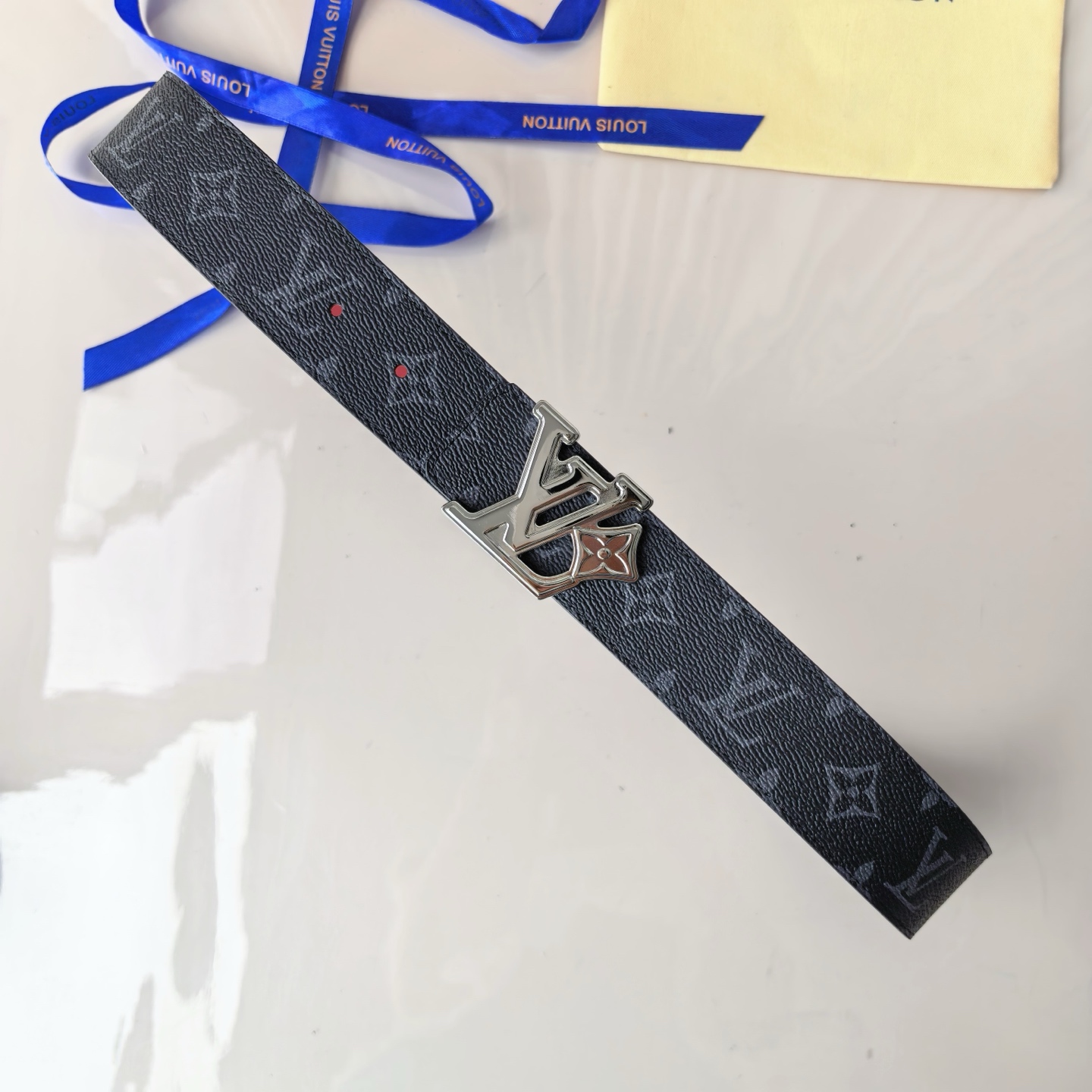 4.0宽LV Initiales Studs 可逆皮带诱人地将House DNA与意想不到的繁荣相结合，