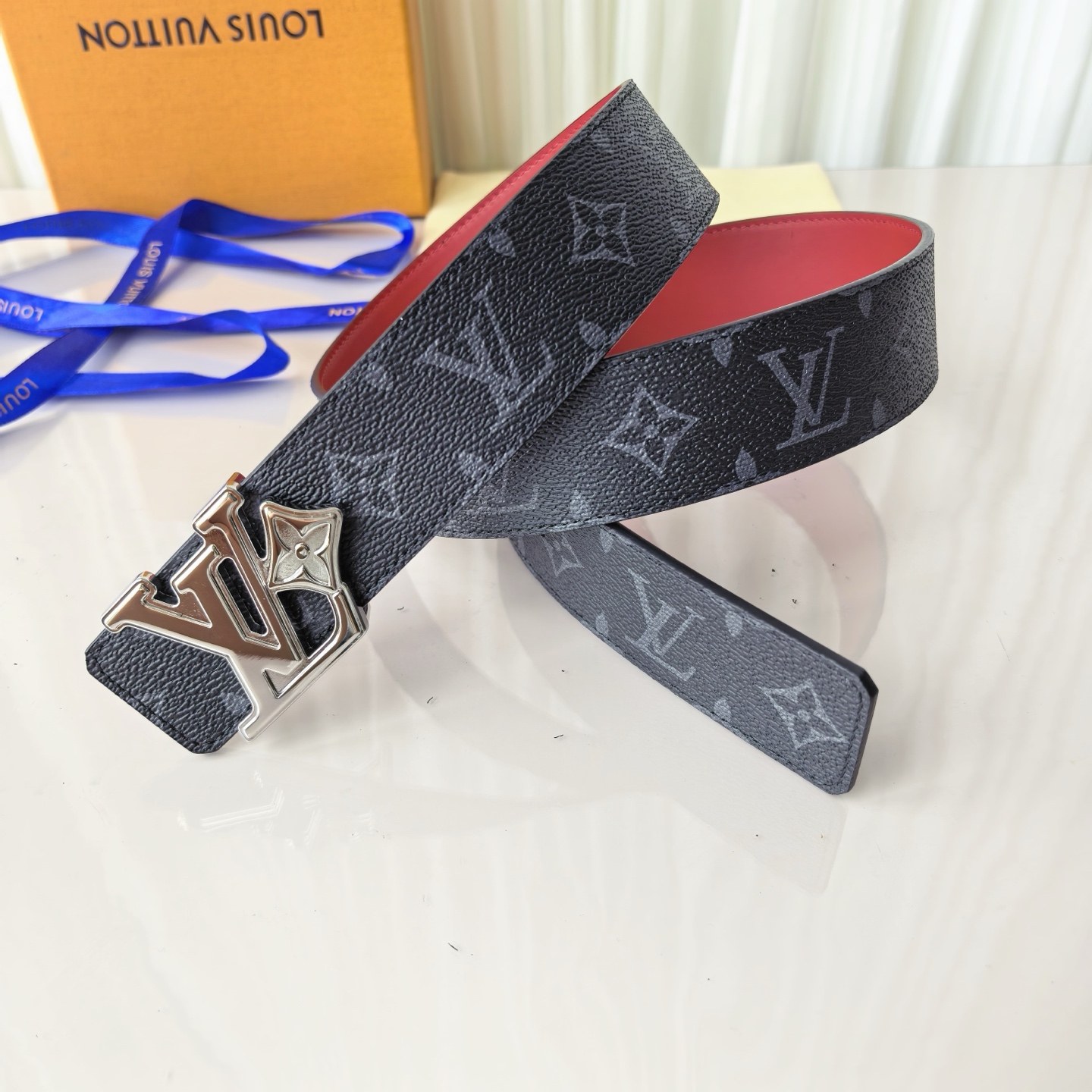 4.0宽LV Initiales Studs 可逆皮带诱人地将House DNA与意想不到的繁荣相结合，