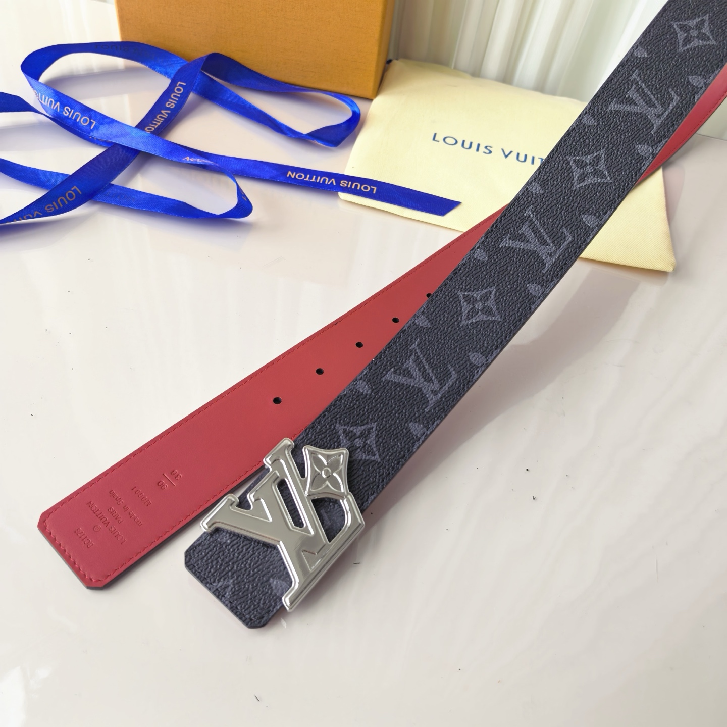 4.0宽LV Initiales Studs 可逆皮带诱人地将House DNA与意想不到的繁荣相结合，
