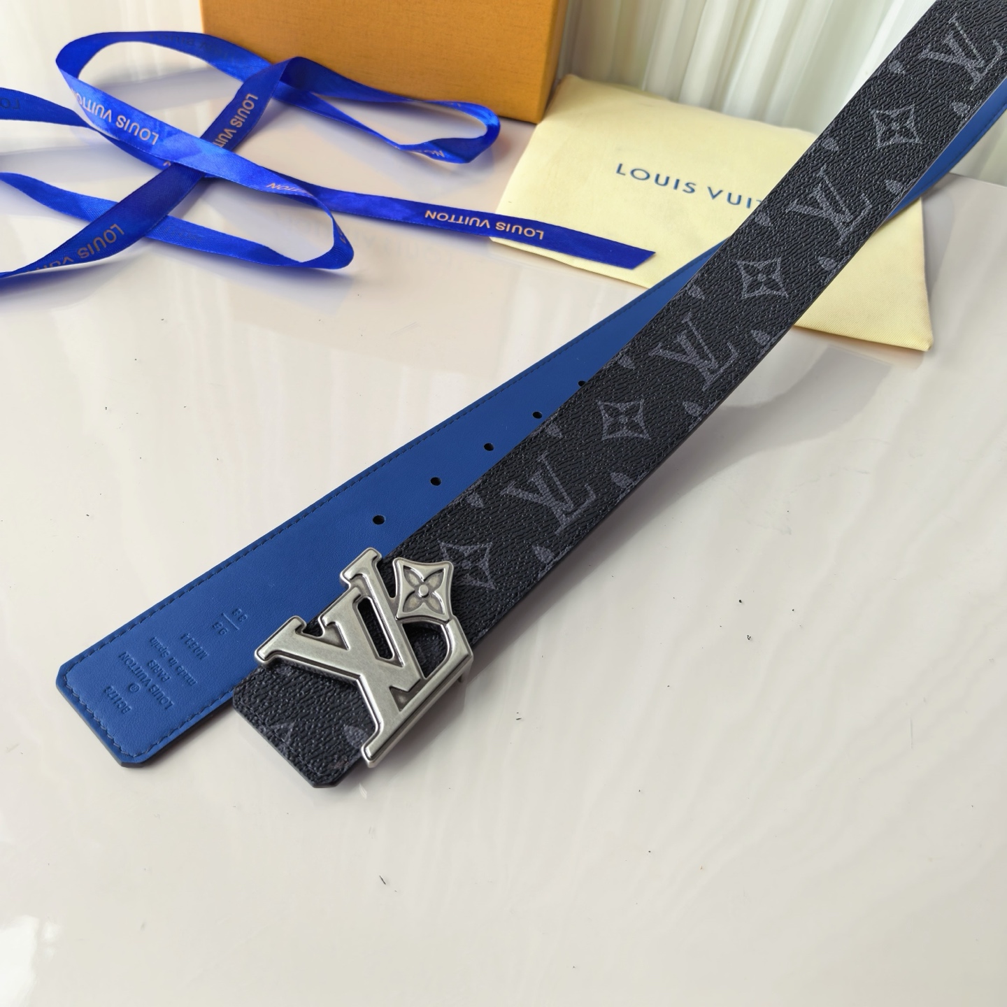 4.0宽LV Initiales Studs 可逆皮带诱人地将House DNA与意想不到的繁荣相结合，