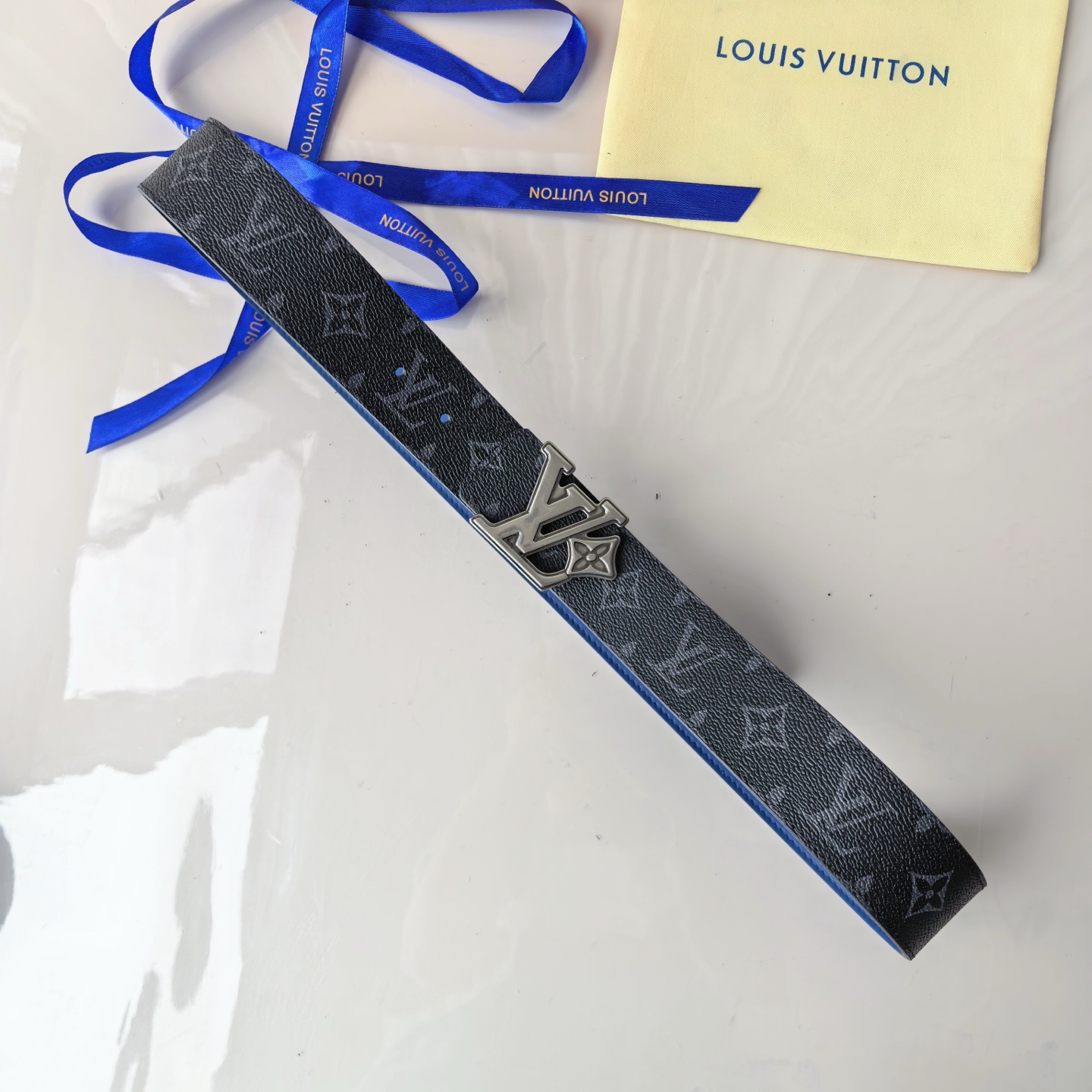 4.0宽LV Initiales Studs 可逆皮带诱人地将House DNA与意想不到的繁荣相结合，