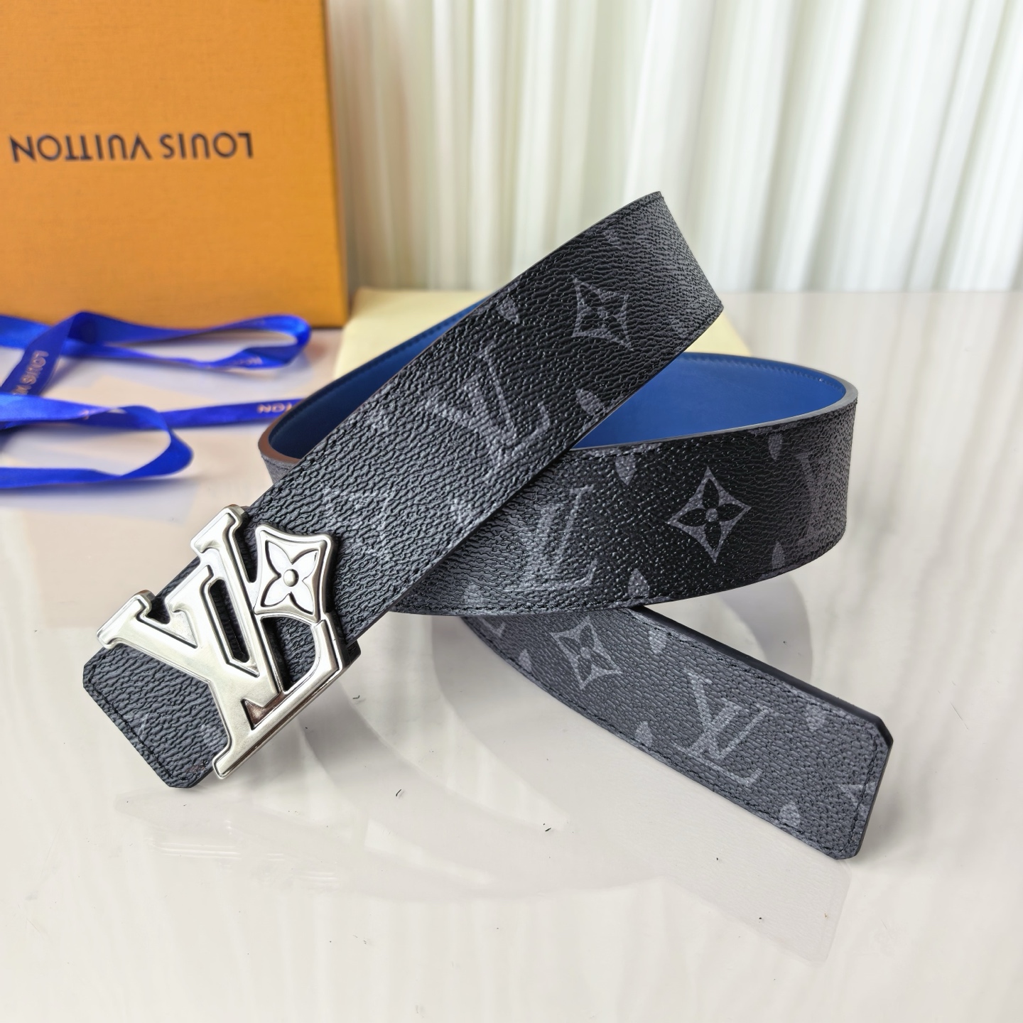 4.0宽LV Initiales Studs 可逆皮带诱人地将House DNA与意想不到的繁荣相结合，