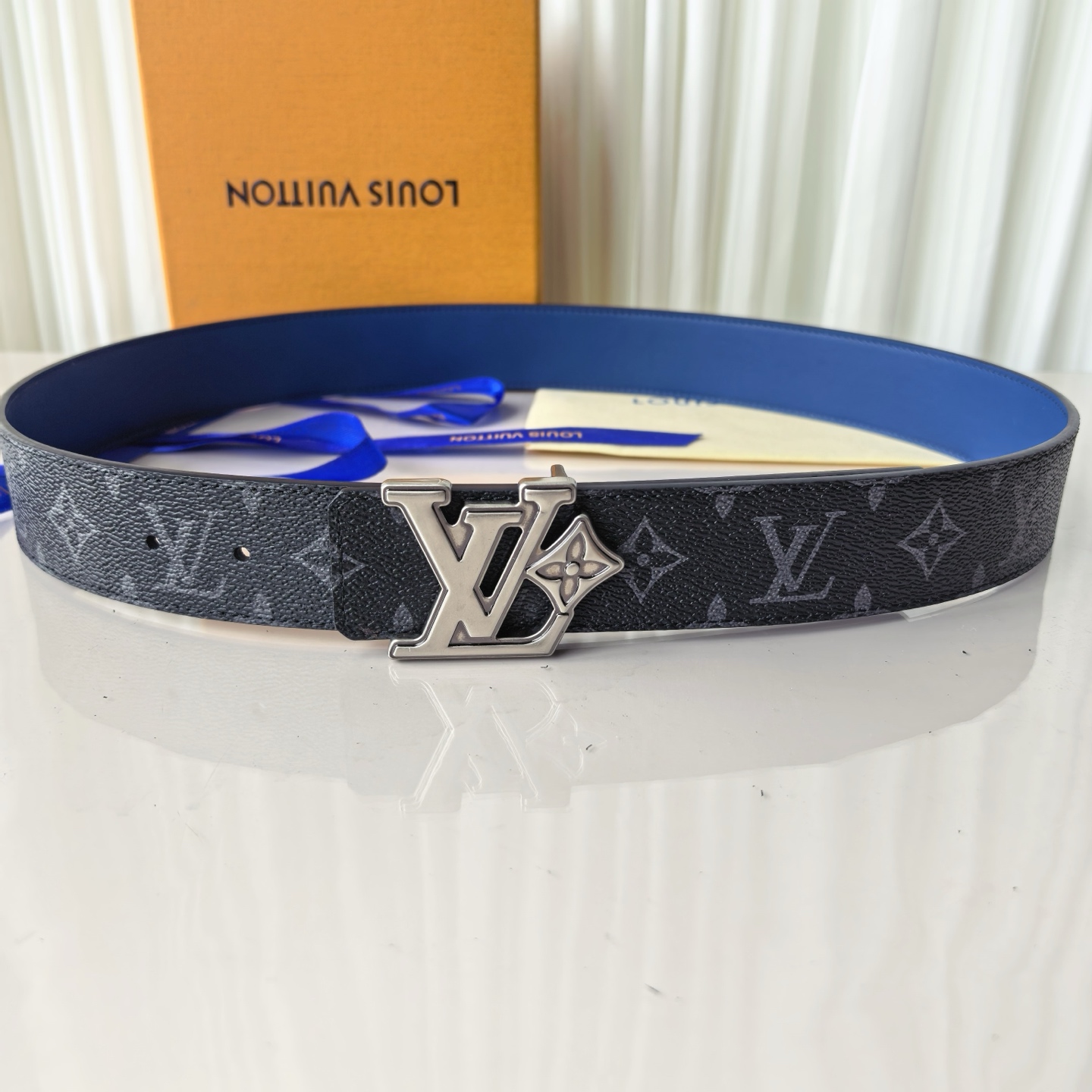 4.0宽LV Initiales Studs 可逆皮带诱人地将House DNA与意想不到的繁荣相结合，