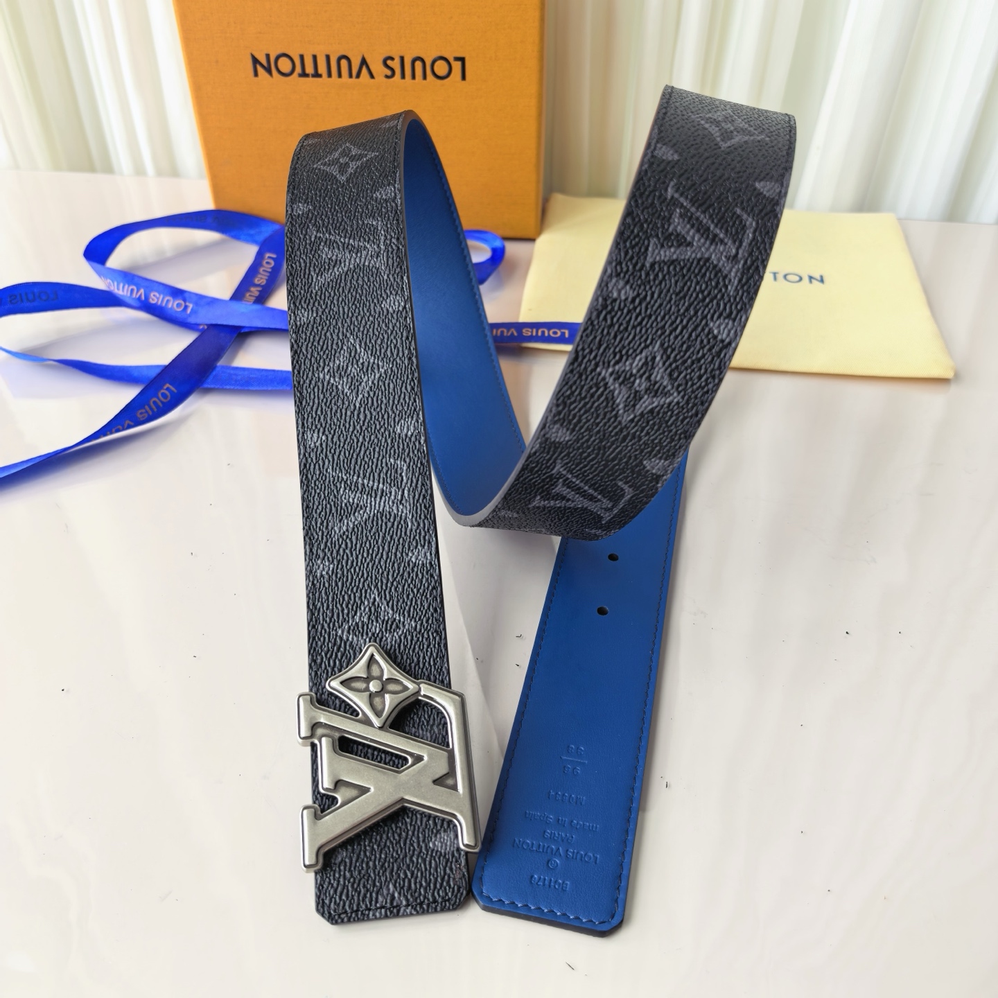 4.0宽LV Initiales Studs 可逆皮带诱人地将House DNA与意想不到的繁荣相结合，