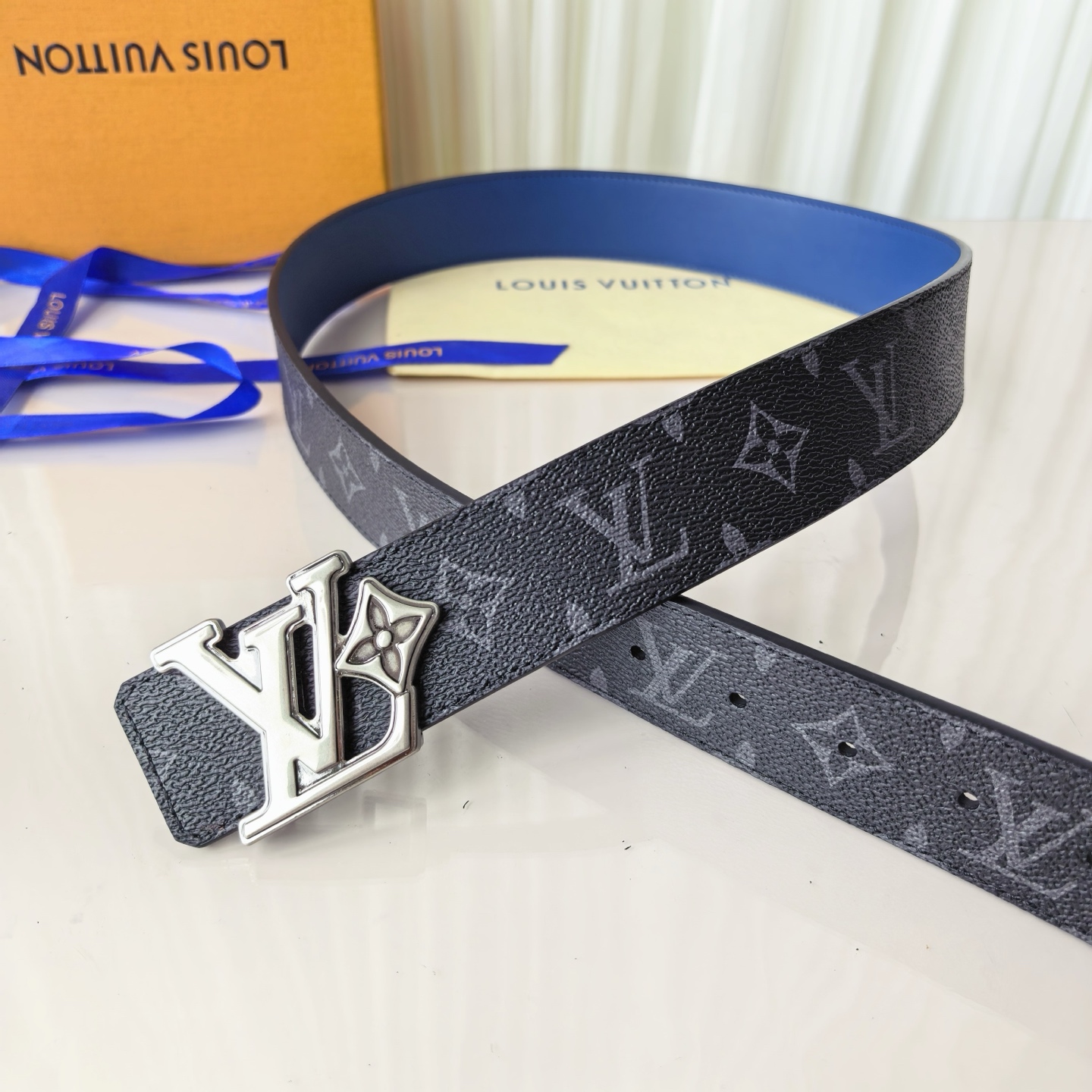 4.0宽LV Initiales Studs 可逆皮带诱人地将House DNA与意想不到的繁荣相结合，