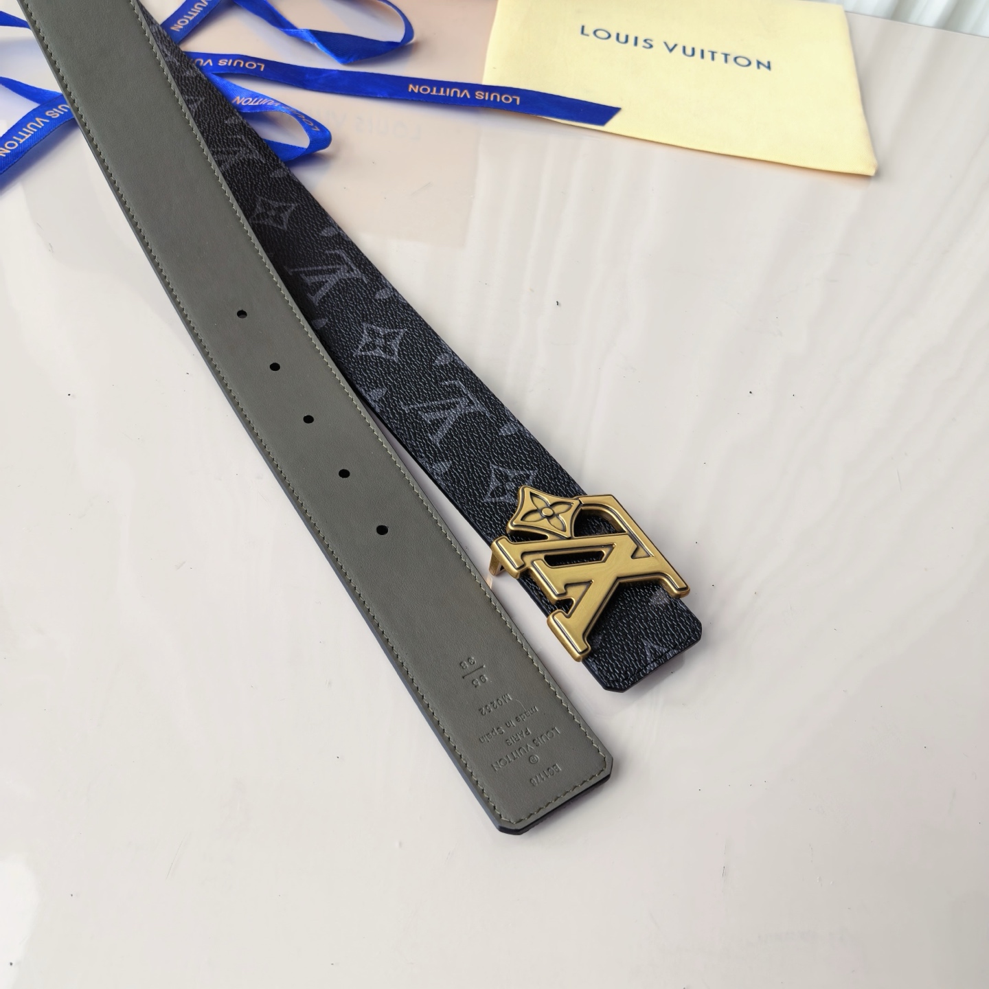 4.0宽LV Initiales Studs 可逆皮带诱人地将House DNA与意想不到的繁荣相结合，