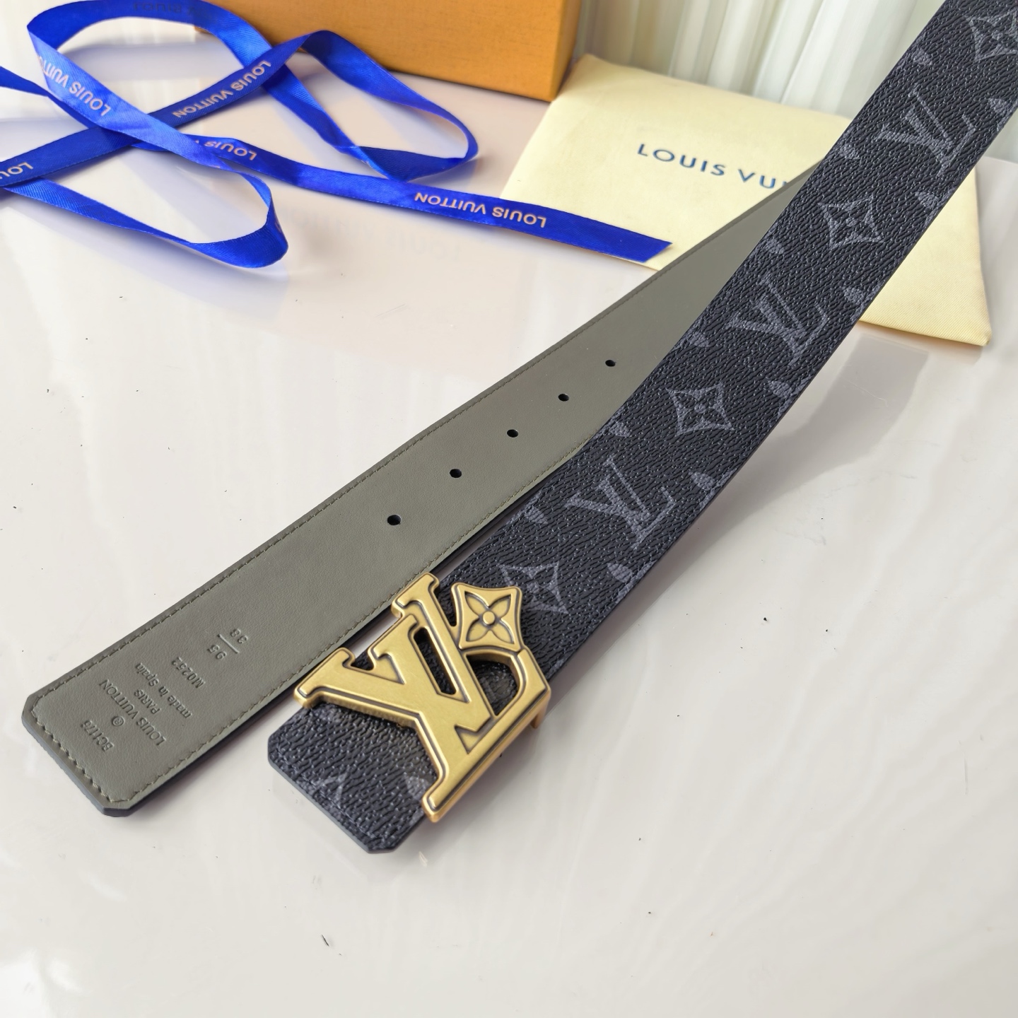 4.0宽LV Initiales Studs 可逆皮带诱人地将House DNA与意想不到的繁荣相结合，