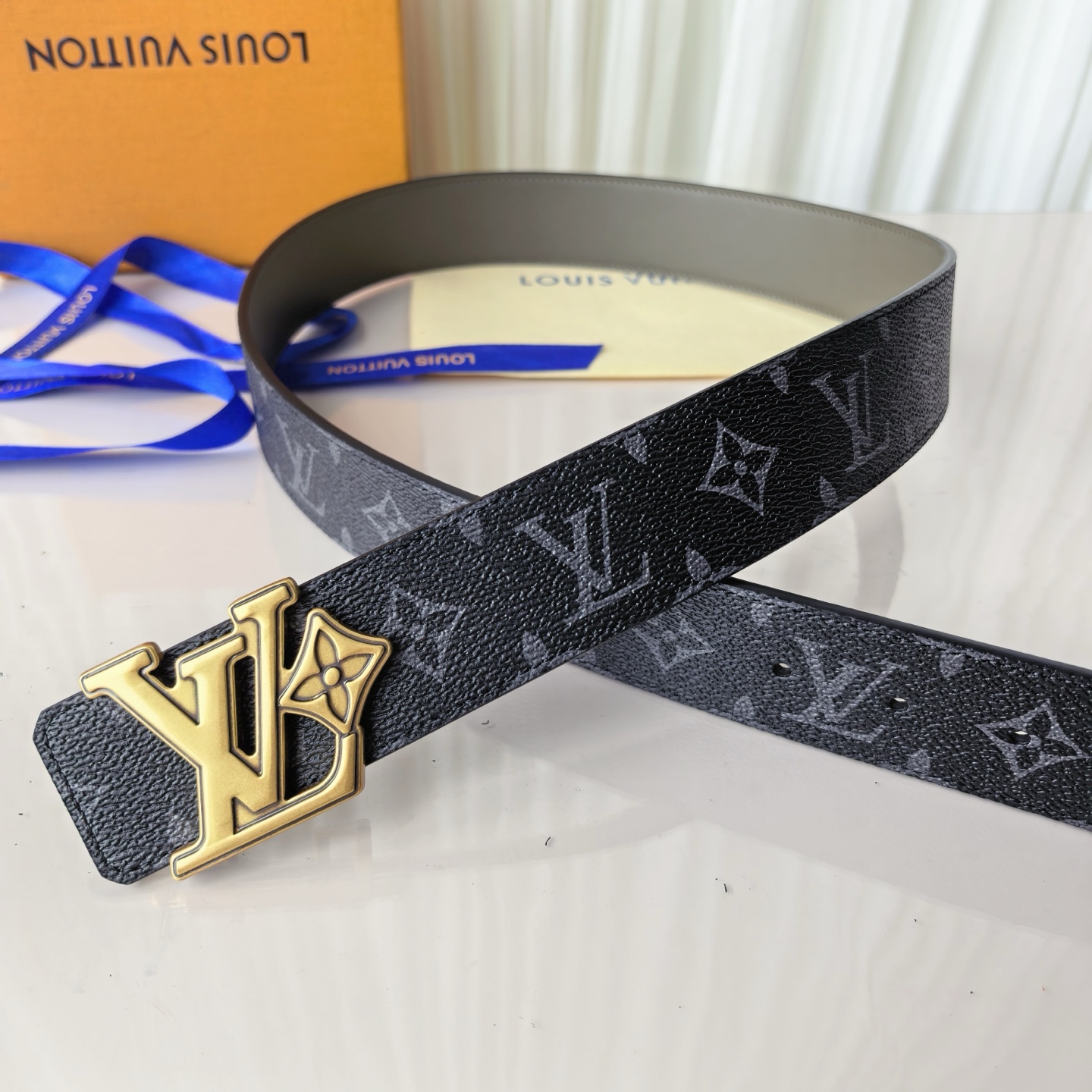 4.0宽LV Initiales Studs 可逆皮带诱人地将House DNA与意想不到的繁荣相结合，