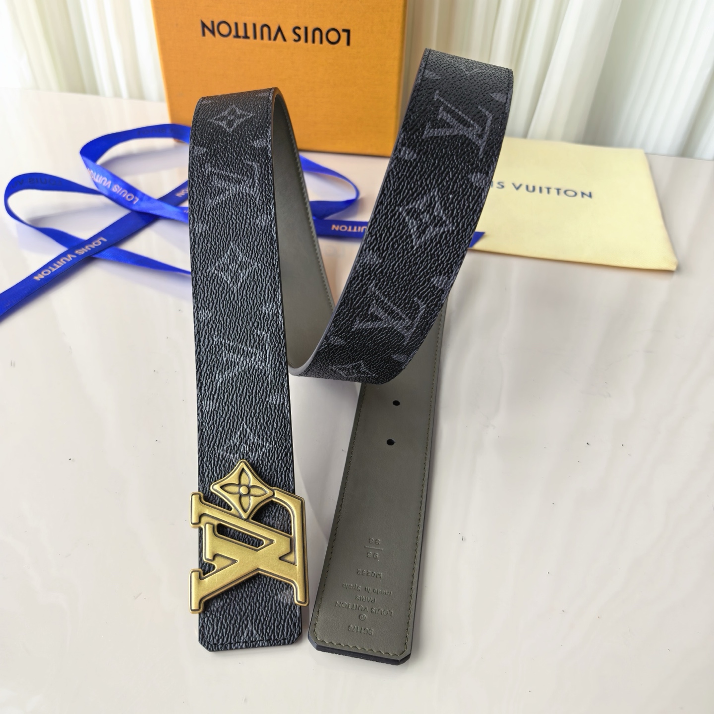 4.0宽LV Initiales Studs 可逆皮带诱人地将House DNA与意想不到的繁荣相结合，