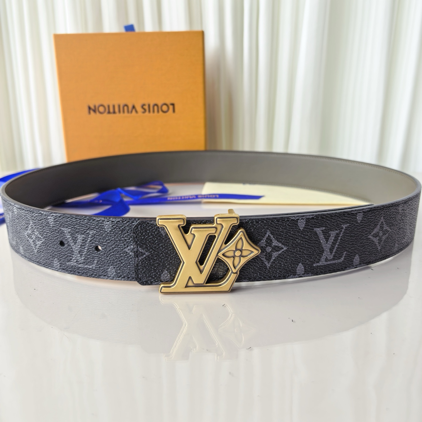4.0宽LV Initiales Studs 可逆皮带诱人地将House DNA与意想不到的繁荣相结合，