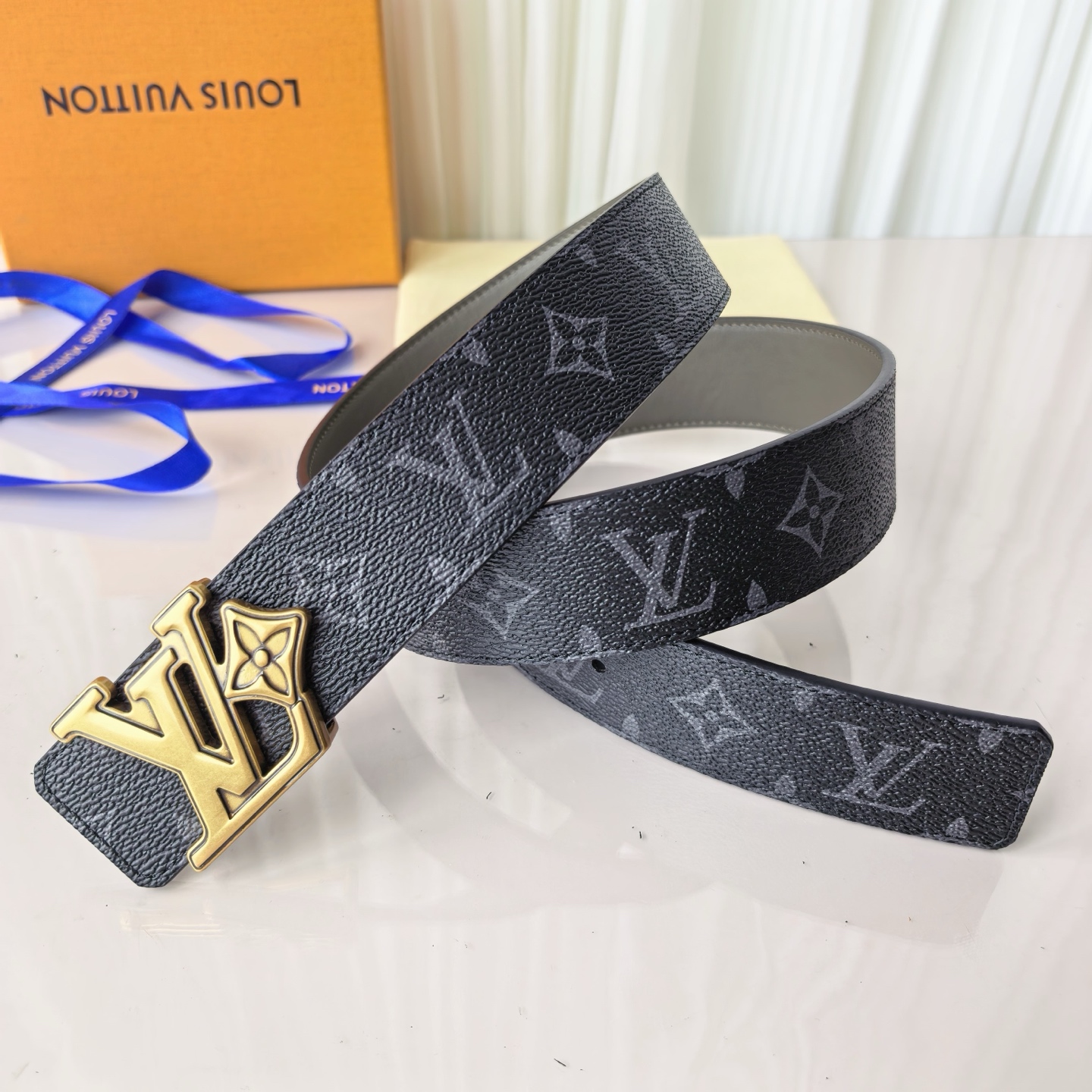 4.0宽LV Initiales Studs 可逆皮带诱人地将House DNA与意想不到的繁荣相结合，