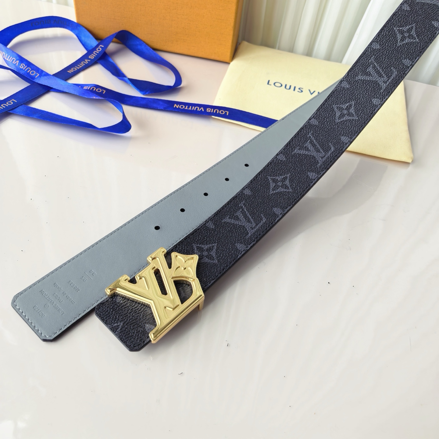 4.0宽LV Initiales Studs 可逆皮带诱人地将House DNA与意想不到的繁荣相结合，