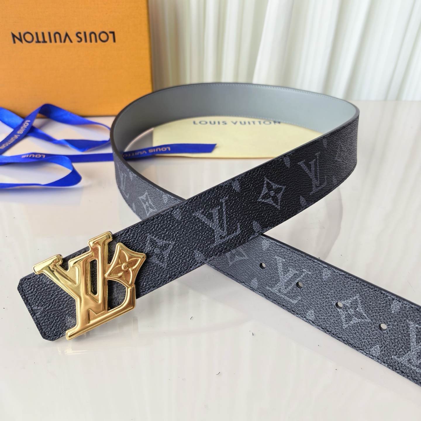 NO:882697,Original 4.0 wide LV Initiales Studs reversible leather strap seductively combines House DNA with unexpected exuberance, instantly modernizing the style. Covered in a full-coverage signature print, the reversible strap is given a welcome, everyday appeal by a studded buckle. The result is a piece full of old and new charm, Belts, louis vuitton19860909原单4.0宽LV Initiales Studs 可逆皮带诱人地将House DNA与意想不到的繁荣相结合,立即使风格现代化.双面表带覆盖着全覆盖的签名印花,由饰有铆钉的扣子赋予了欢迎的日常魅力.结果是一件充满新旧魅力的作品,皮带,louis vuitton,Belt