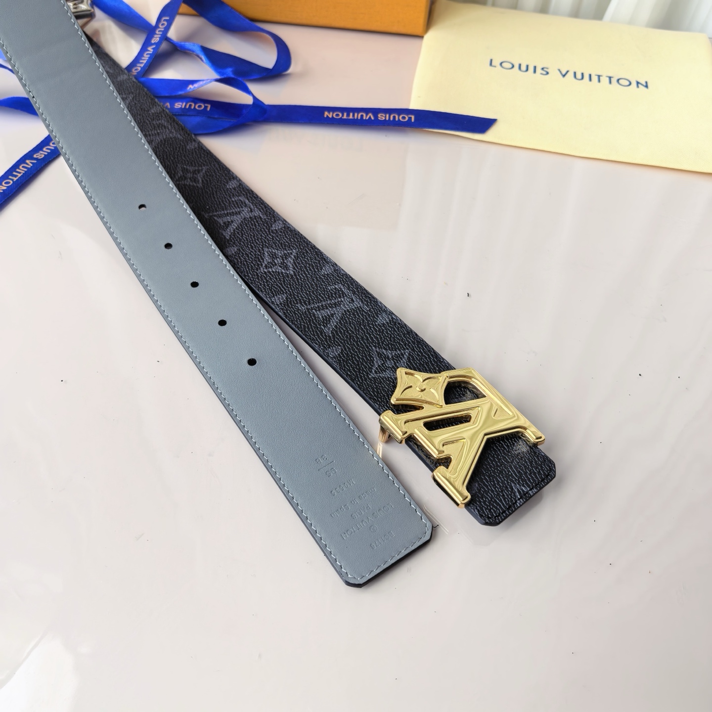 4.0宽LV Initiales Studs 可逆皮带诱人地将House DNA与意想不到的繁荣相结合，