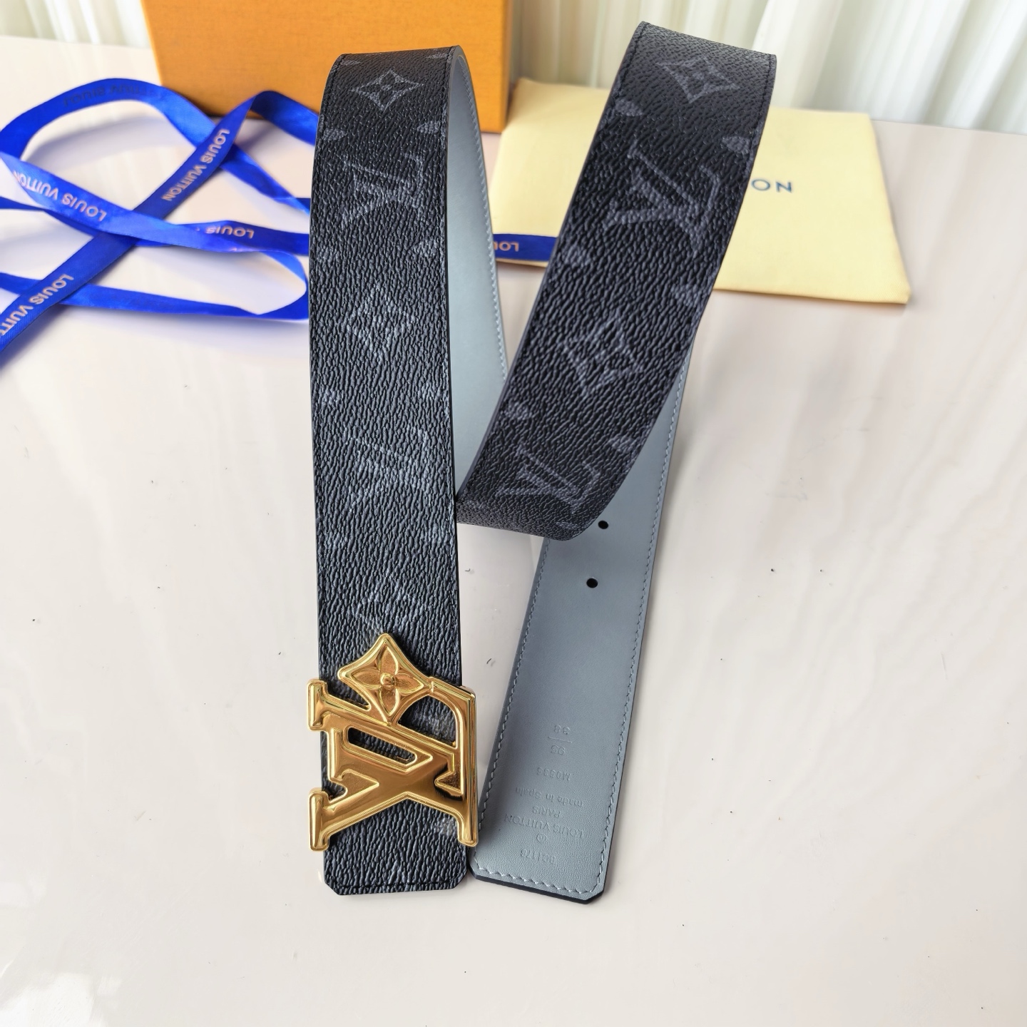 4.0宽LV Initiales Studs 可逆皮带诱人地将House DNA与意想不到的繁荣相结合，