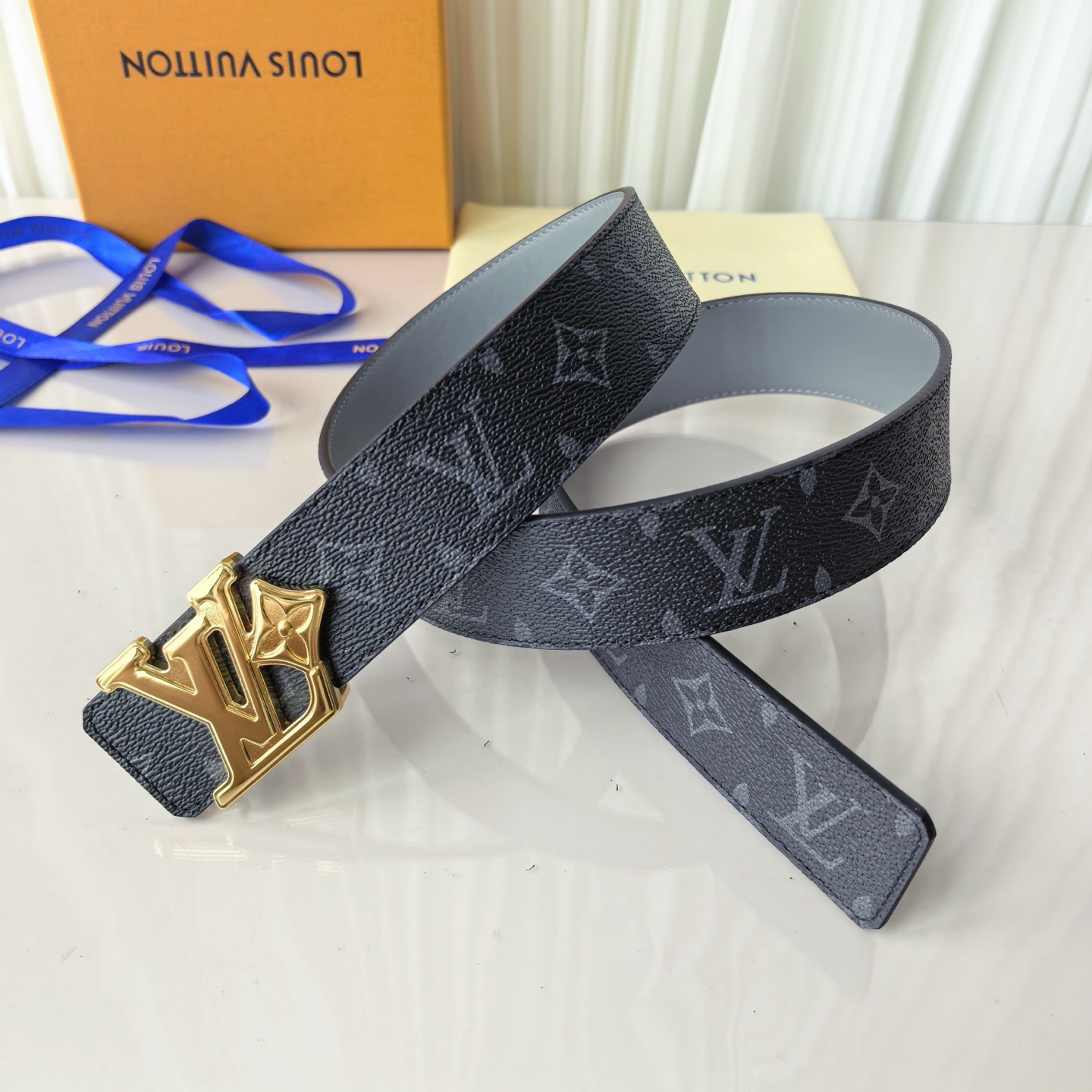 4.0宽LV Initiales Studs 可逆皮带诱人地将House DNA与意想不到的繁荣相结合，
