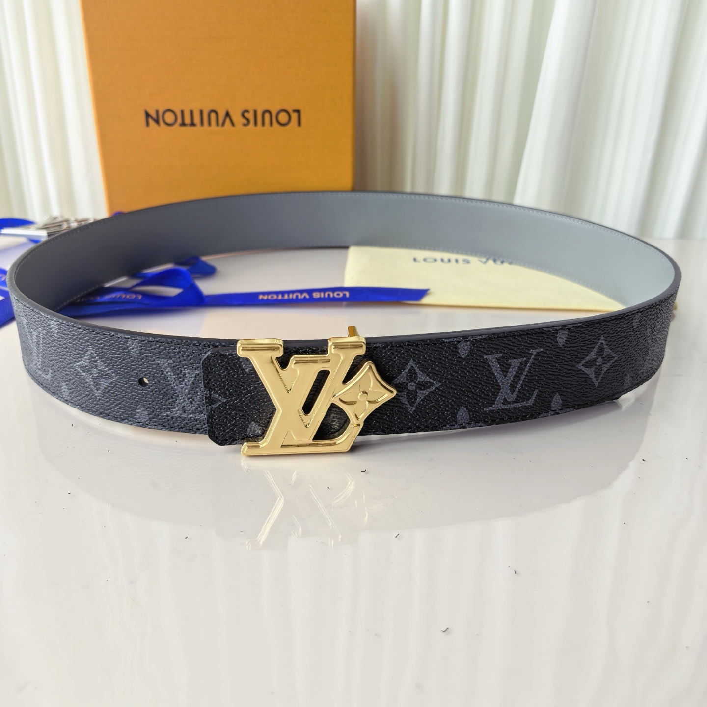4.0宽LV Initiales Studs 可逆皮带诱人地将House DNA与意想不到的繁荣相结合，