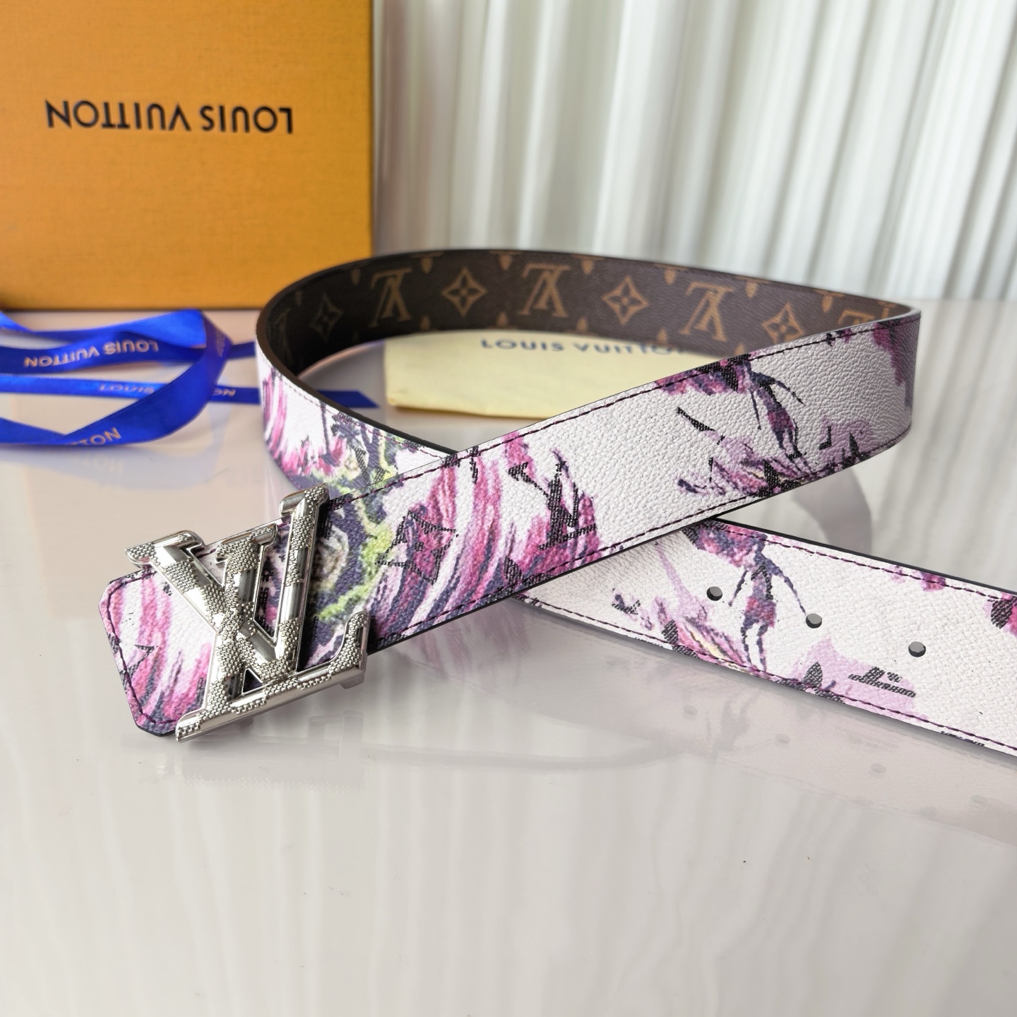 NO:882685,Original order 4.0 width, 2025 new season, double-sided imported canvas, printed, with genuine molded high-quality buckles, fine workmanship, synchronized with the official website, real photos, double-sided canvas. Double round toes, belt19860909原单4.0宽,2025当季新款,双面进口帆布,印花,搭配正版开模精品扣头,做工精细,官网同步,实物实拍,双面帆布.双圆头,皮带,Belt