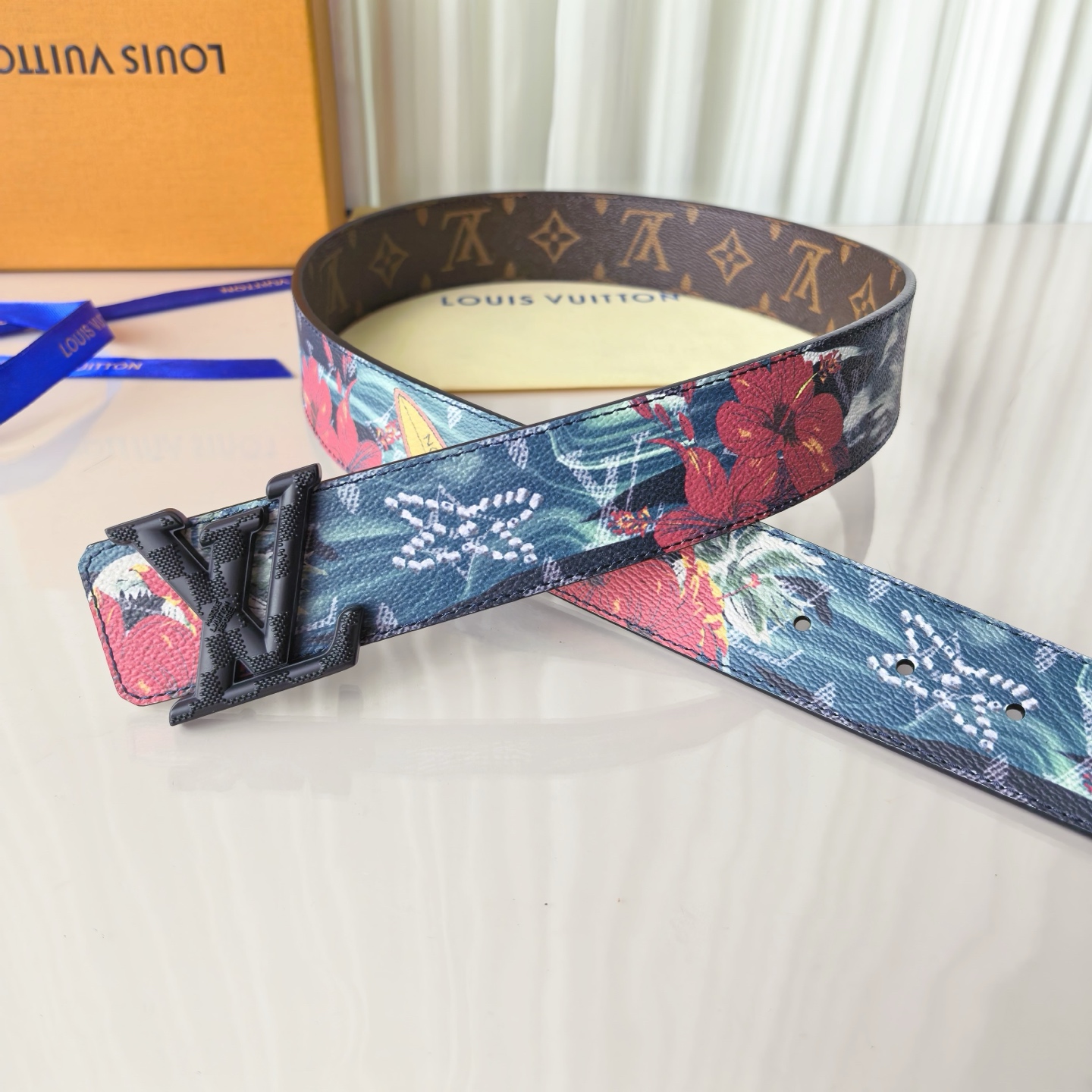 4.0宽，当季新款，双面进口帆布，印花🌸，搭配正版开模精品🍂扣头，做工精细，官网同步，实物实拍，双面帆布