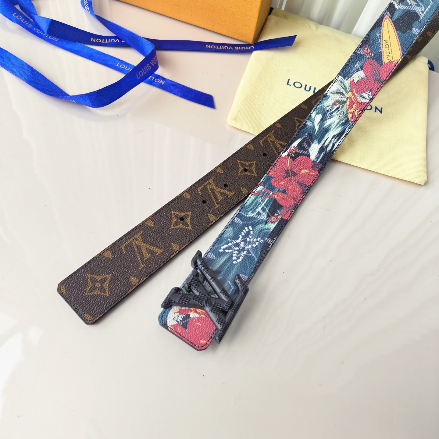 4.0宽，当季新款，双面进口帆布，印花🌸，搭配正版开模精品🍂扣头，做工精细，官网同步，实物实拍，双面帆布
