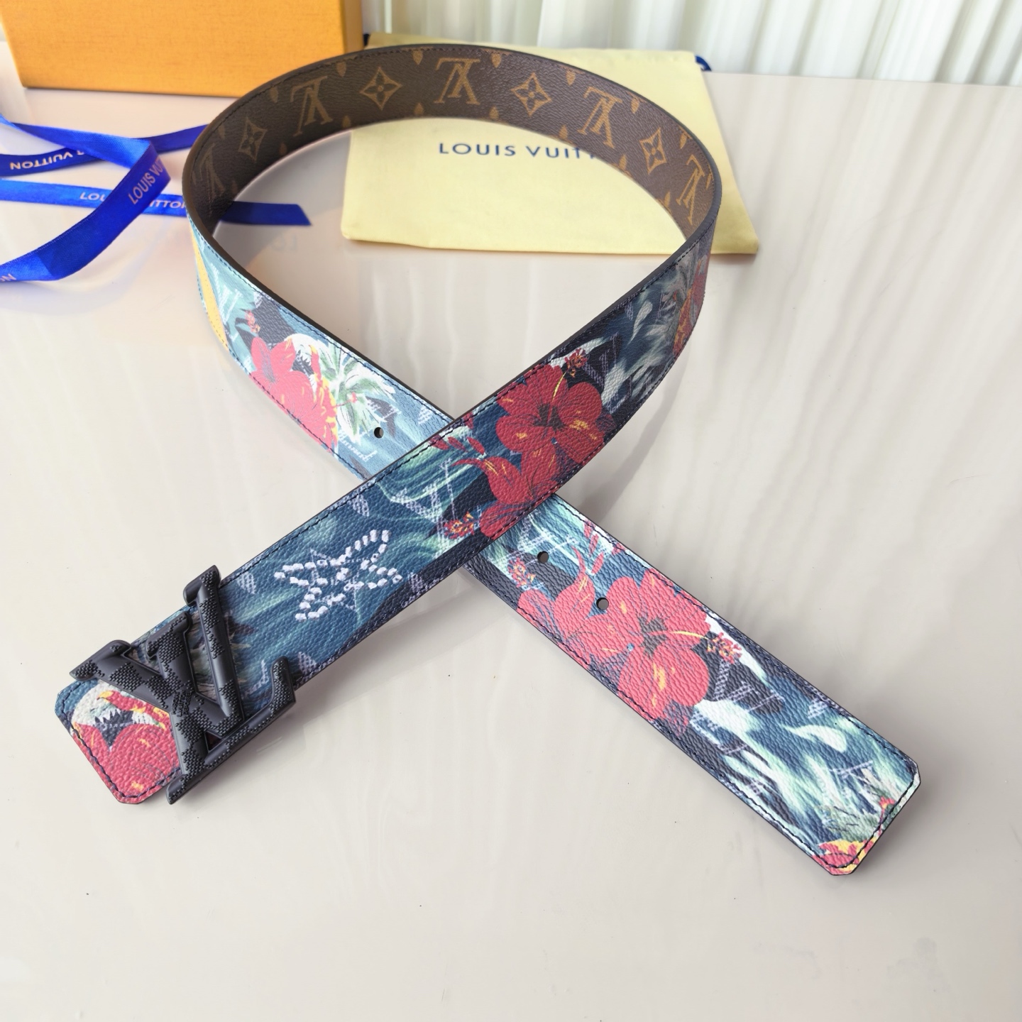 4.0宽，当季新款，双面进口帆布，印花🌸，搭配正版开模精品🍂扣头，做工精细，官网同步，实物实拍，双面帆布