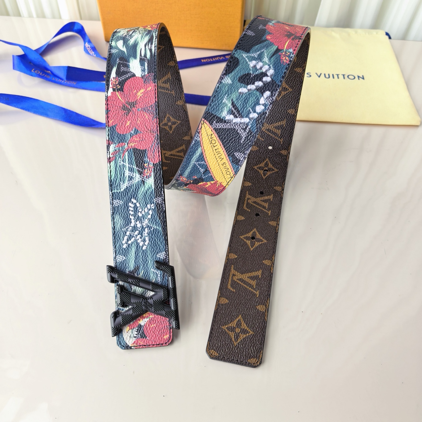 4.0宽，当季新款，双面进口帆布，印花🌸，搭配正版开模精品🍂扣头，做工精细，官网同步，实物实拍，双面帆布