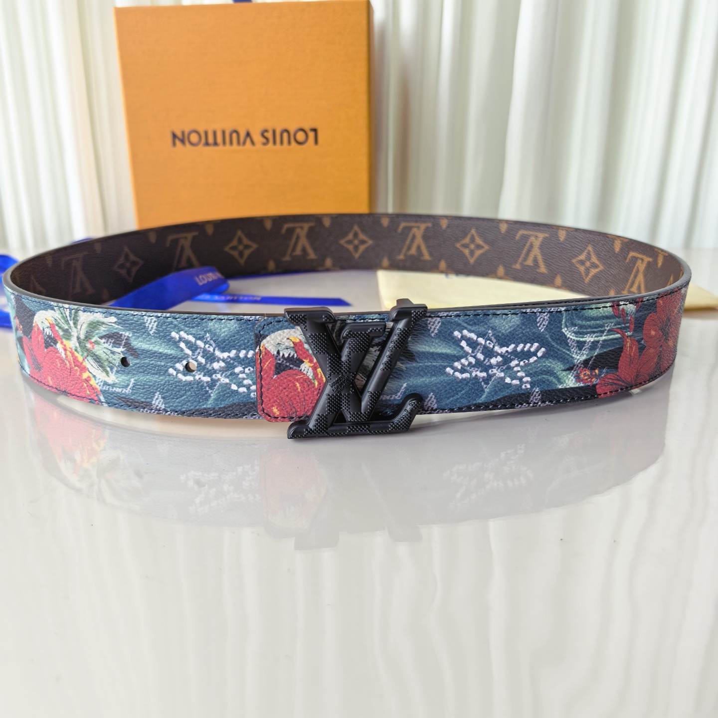 4.0宽，当季新款，双面进口帆布，印花🌸，搭配正版开模精品🍂扣头，做工精细，官网同步，实物实拍，双面帆布