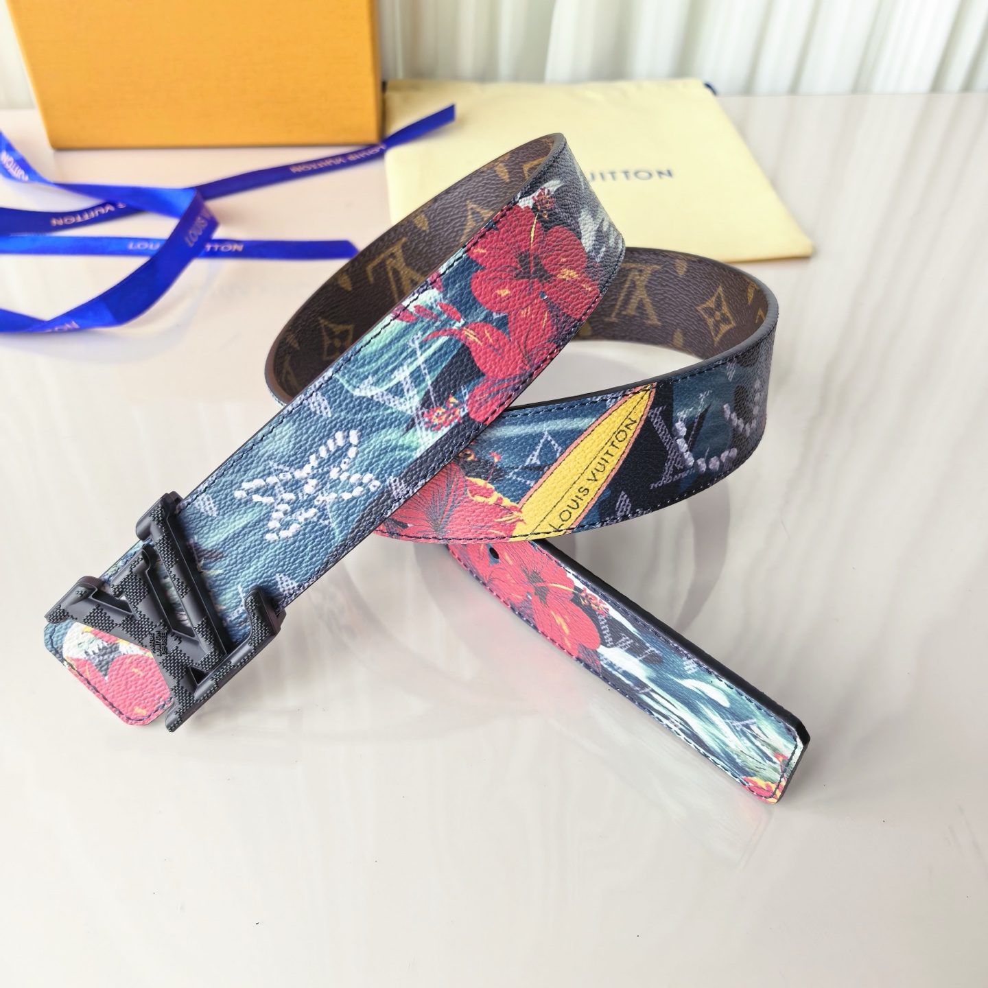 4.0宽，当季新款，双面进口帆布，印花🌸，搭配正版开模精品🍂扣头，做工精细，官网同步，实物实拍，双面帆布