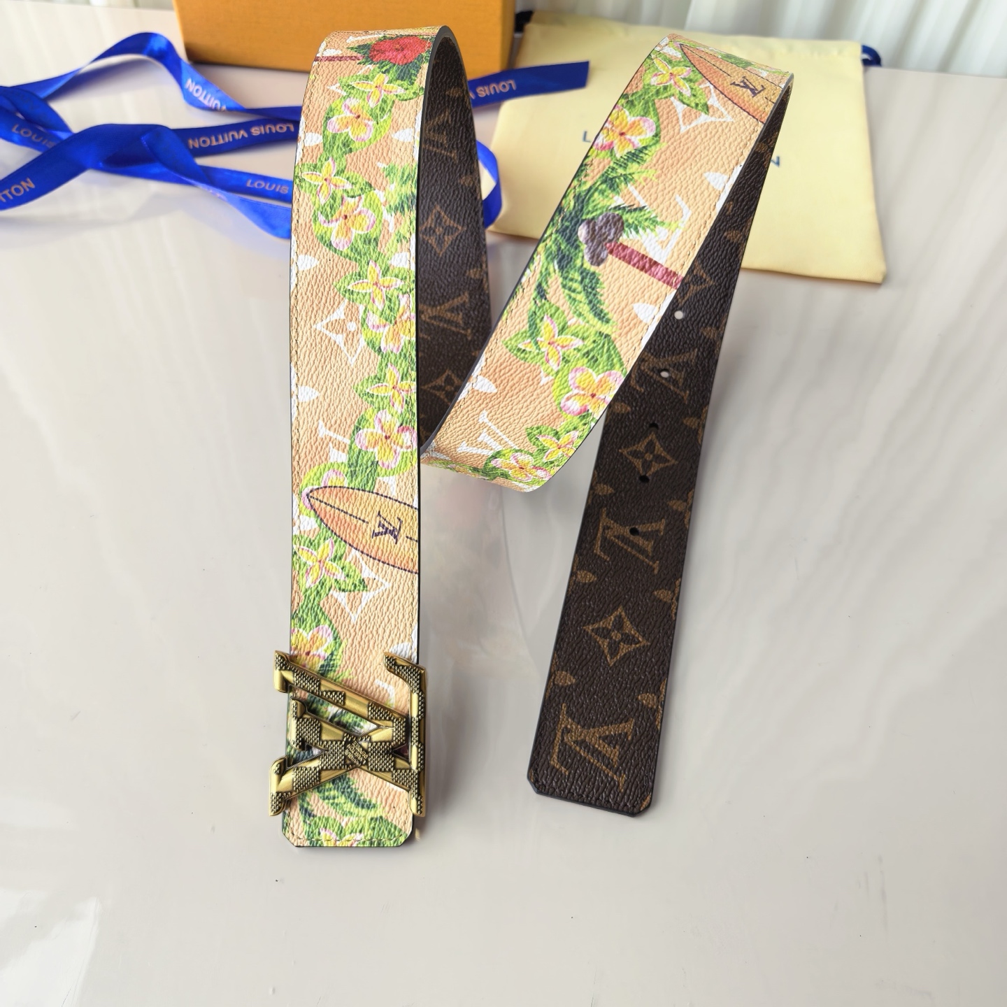 4.0宽，当季新款，双面进口帆布，印花🌸，搭配正版开模精品🍂扣头，做工精细，官网同步，实物实拍，双面帆布