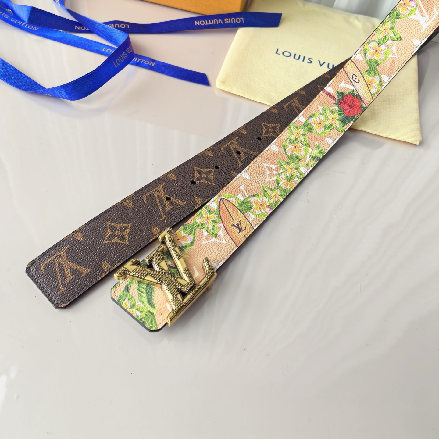4.0宽，当季新款，双面进口帆布，印花🌸，搭配正版开模精品🍂扣头，做工精细，官网同步，实物实拍，双面帆布