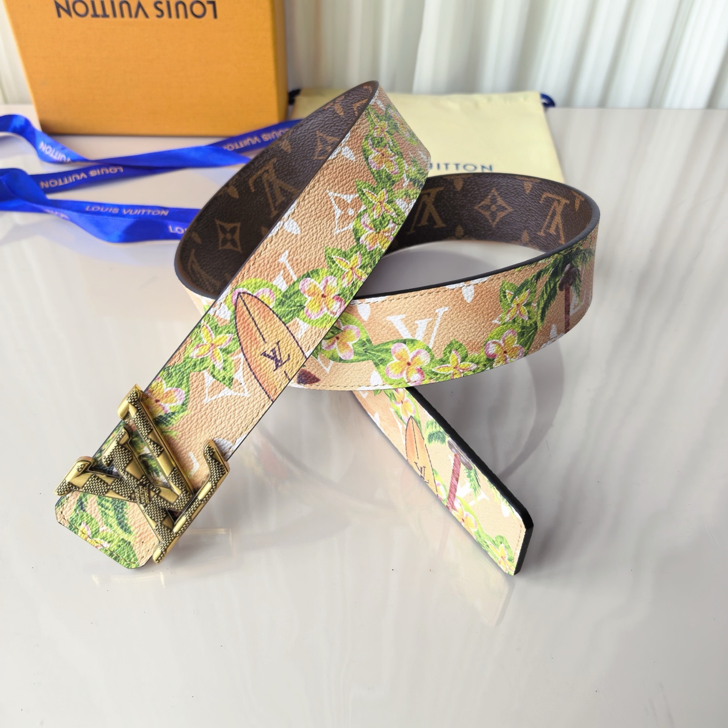 4.0宽，当季新款，双面进口帆布，印花🌸，搭配正版开模精品🍂扣头，做工精细，官网同步，实物实拍，双面帆布