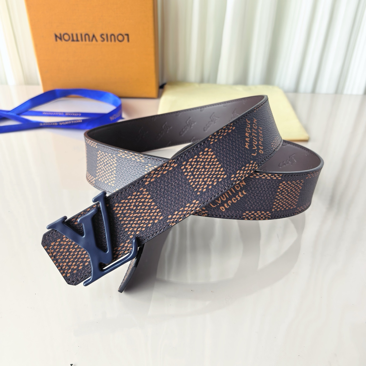 4.0宽LV Initiales Studs 可逆皮带诱人地将House DNA与意想不到的繁荣相结合，