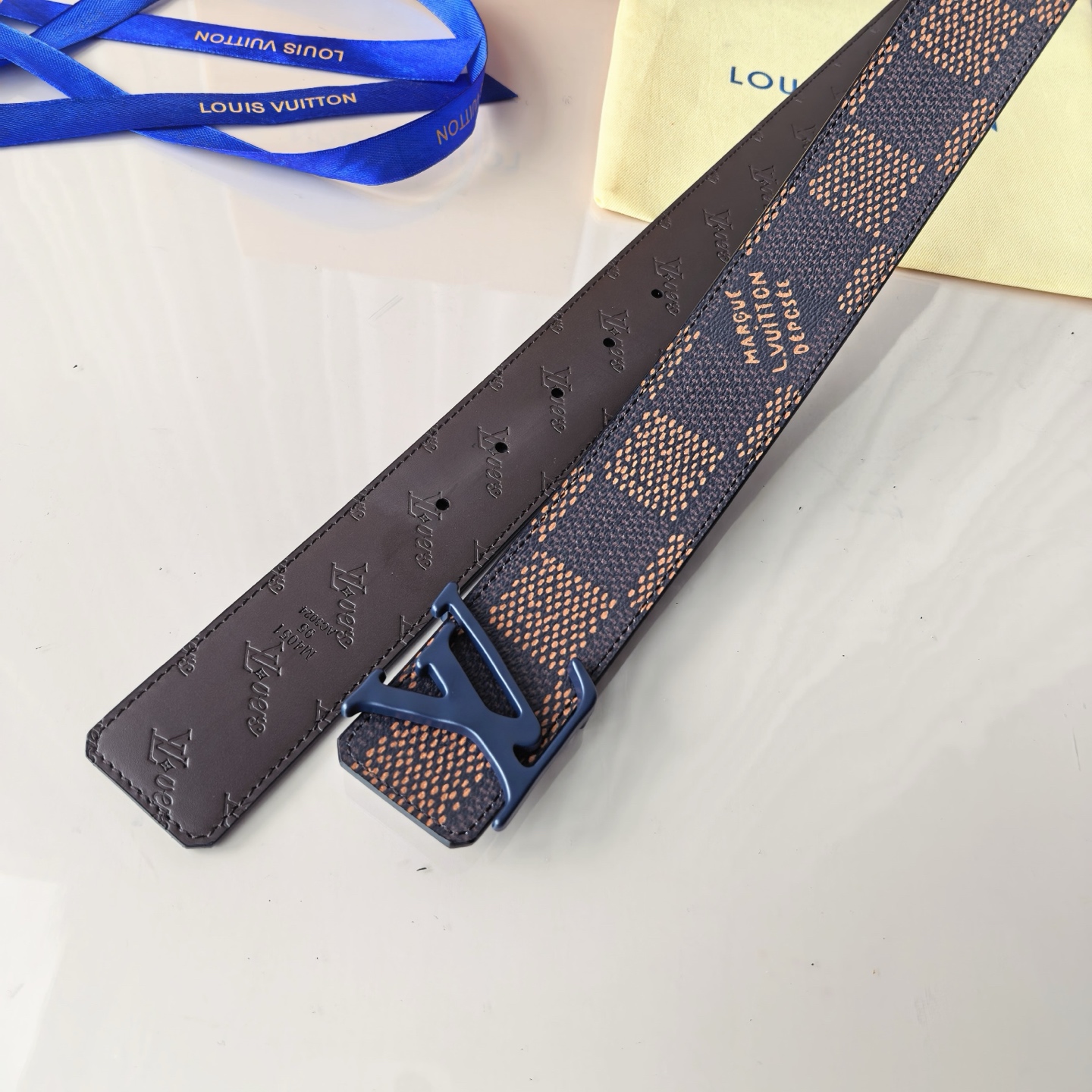4.0宽LV Initiales Studs 可逆皮带诱人地将House DNA与意想不到的繁荣相结合，