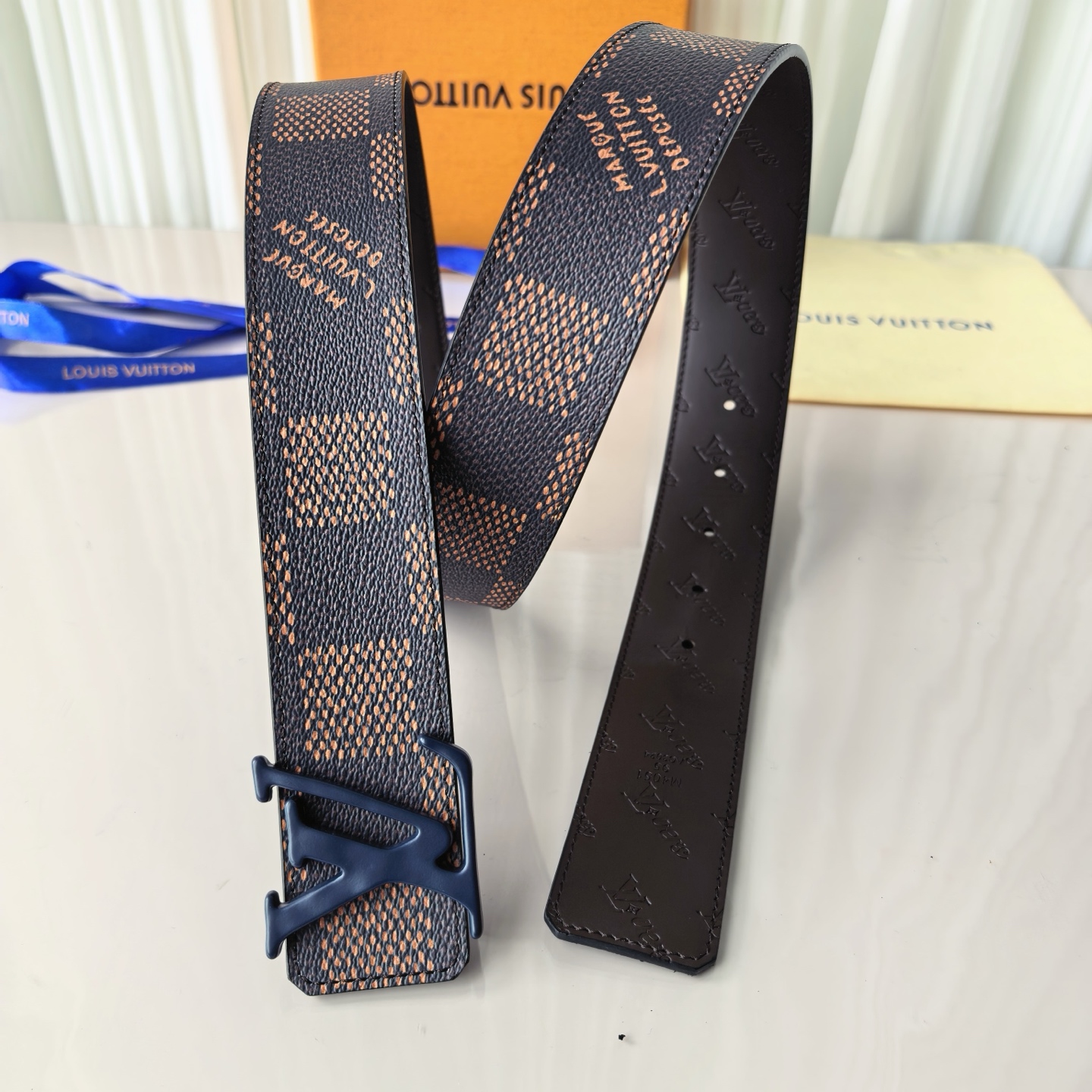 4.0宽LV Initiales Studs 可逆皮带诱人地将House DNA与意想不到的繁荣相结合，