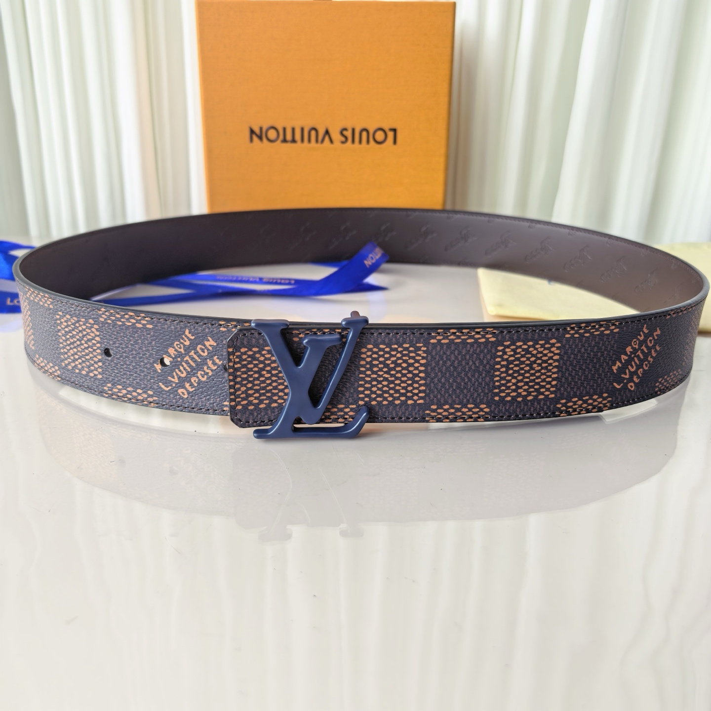 4.0宽LV Initiales Studs 可逆皮带诱人地将House DNA与意想不到的繁荣相结合，