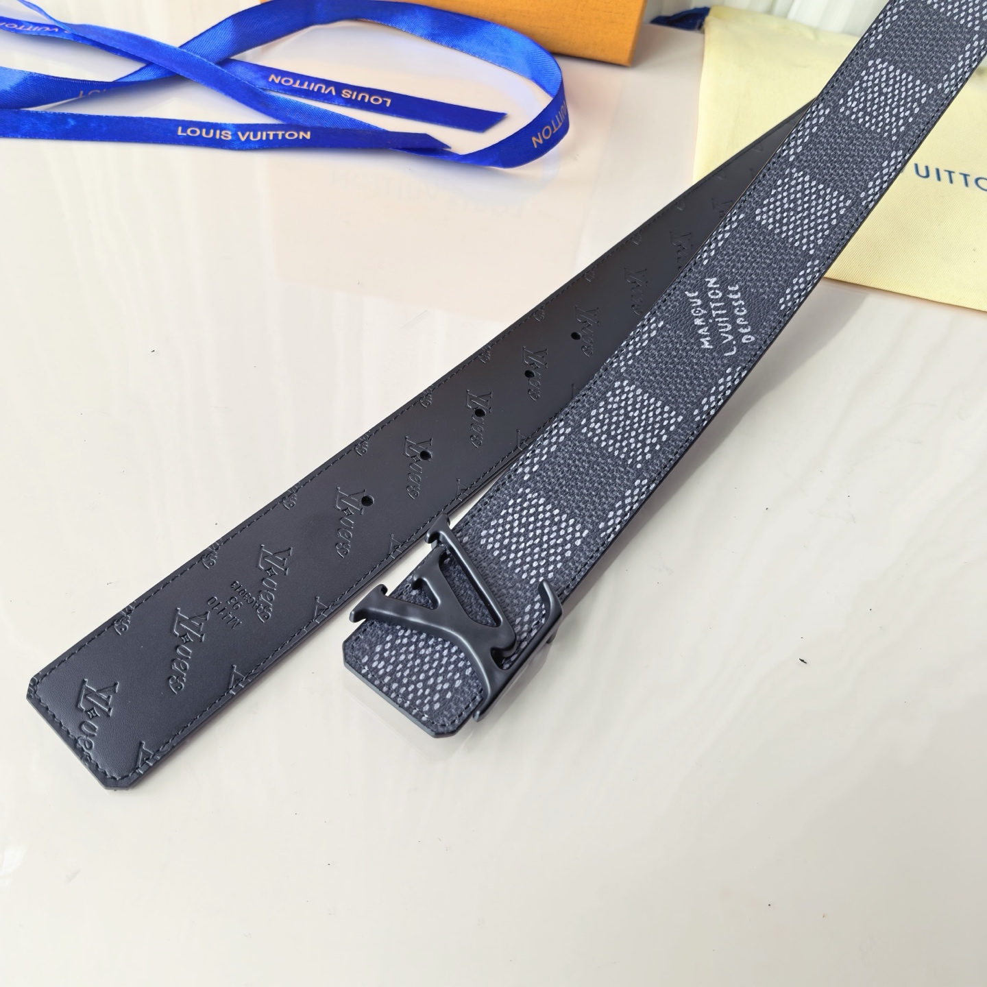 4.0宽LV Initiales Studs 可逆皮带诱人地将House DNA与意想不到的繁荣相结合，