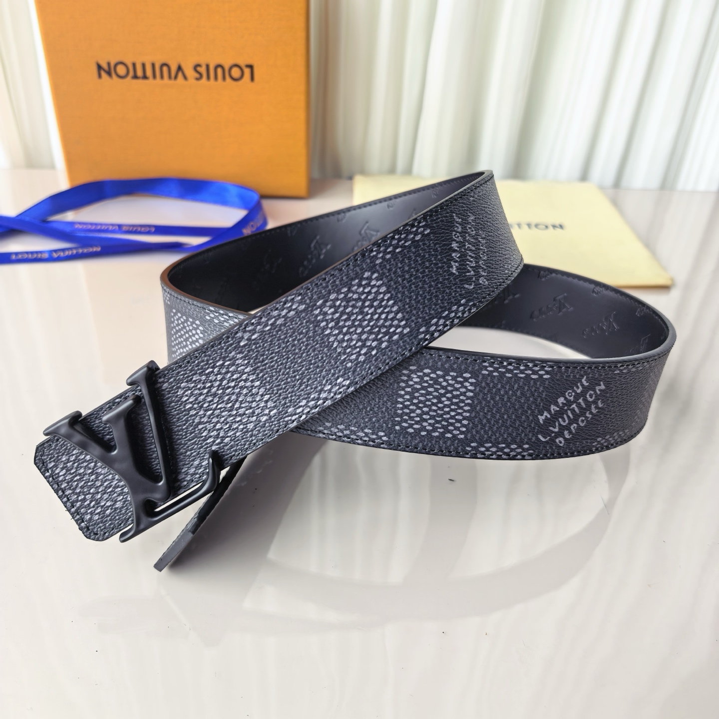 4.0宽LV Initiales Studs 可逆皮带诱人地将House DNA与意想不到的繁荣相结合，