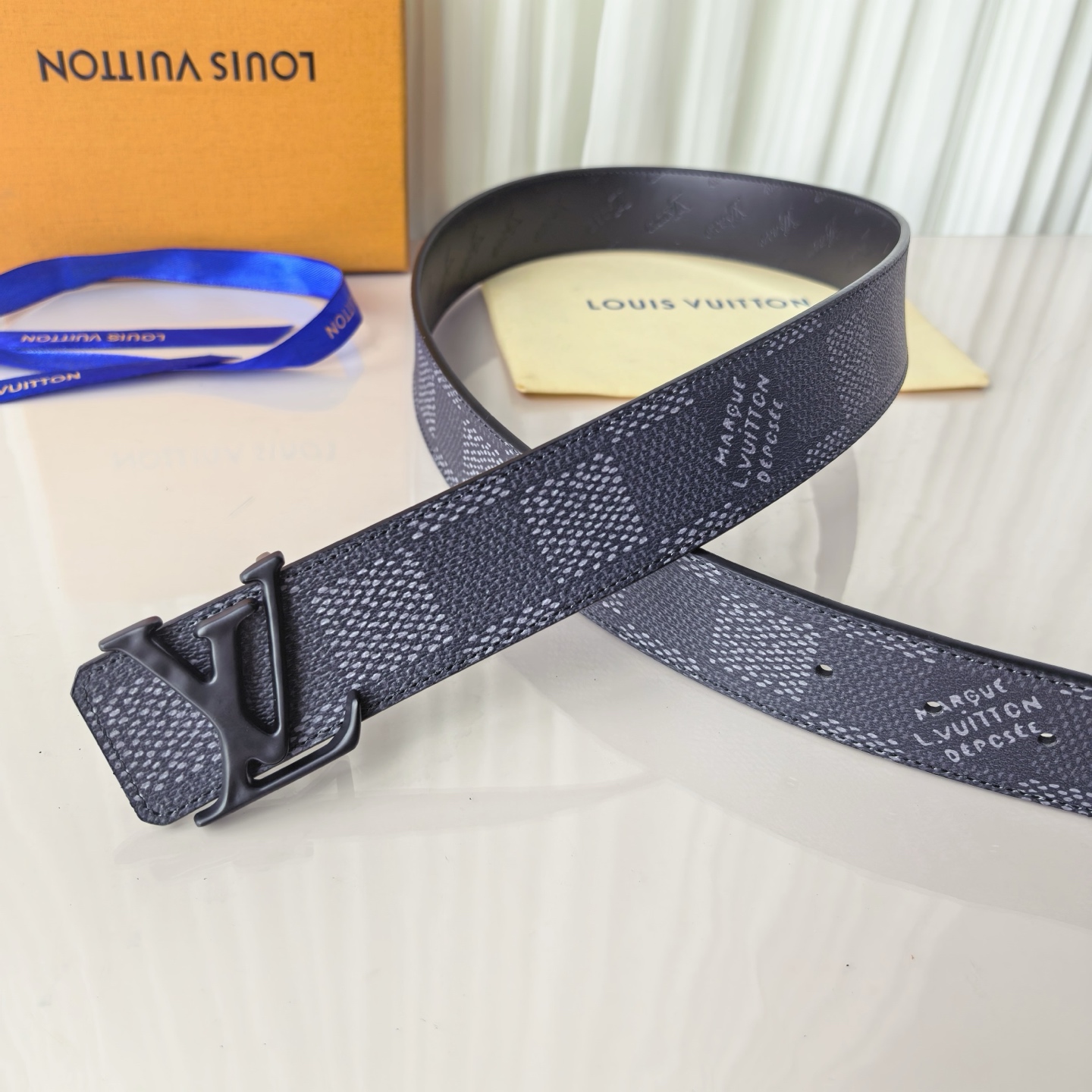 4.0宽LV Initiales Studs 可逆皮带诱人地将House DNA与意想不到的繁荣相结合，