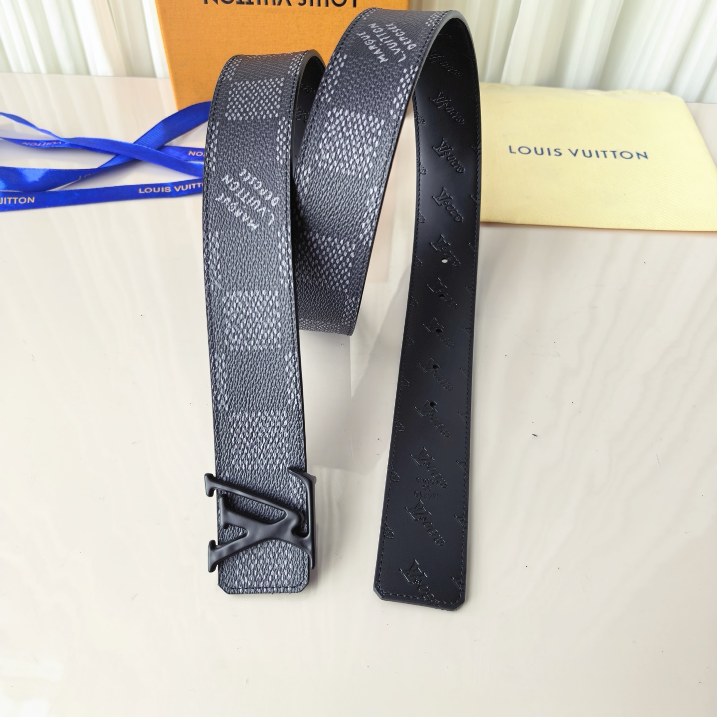 4.0宽LV Initiales Studs 可逆皮带诱人地将House DNA与意想不到的繁荣相结合，