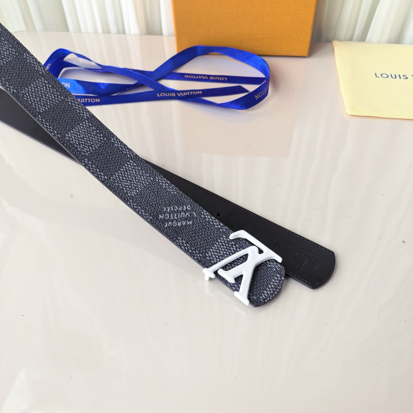4.0宽LV Initiales Studs 可逆皮带诱人地将House DNA与意想不到的繁荣相结合，