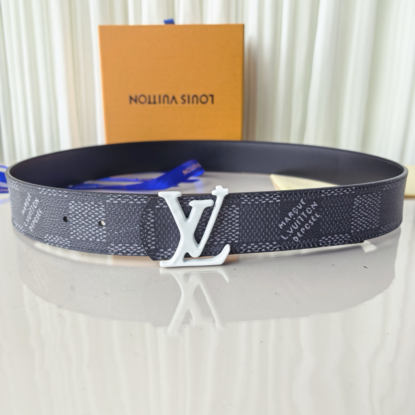 4.0宽LV Initiales Studs 可逆皮带诱人地将House DNA与意想不到的繁荣相结合，