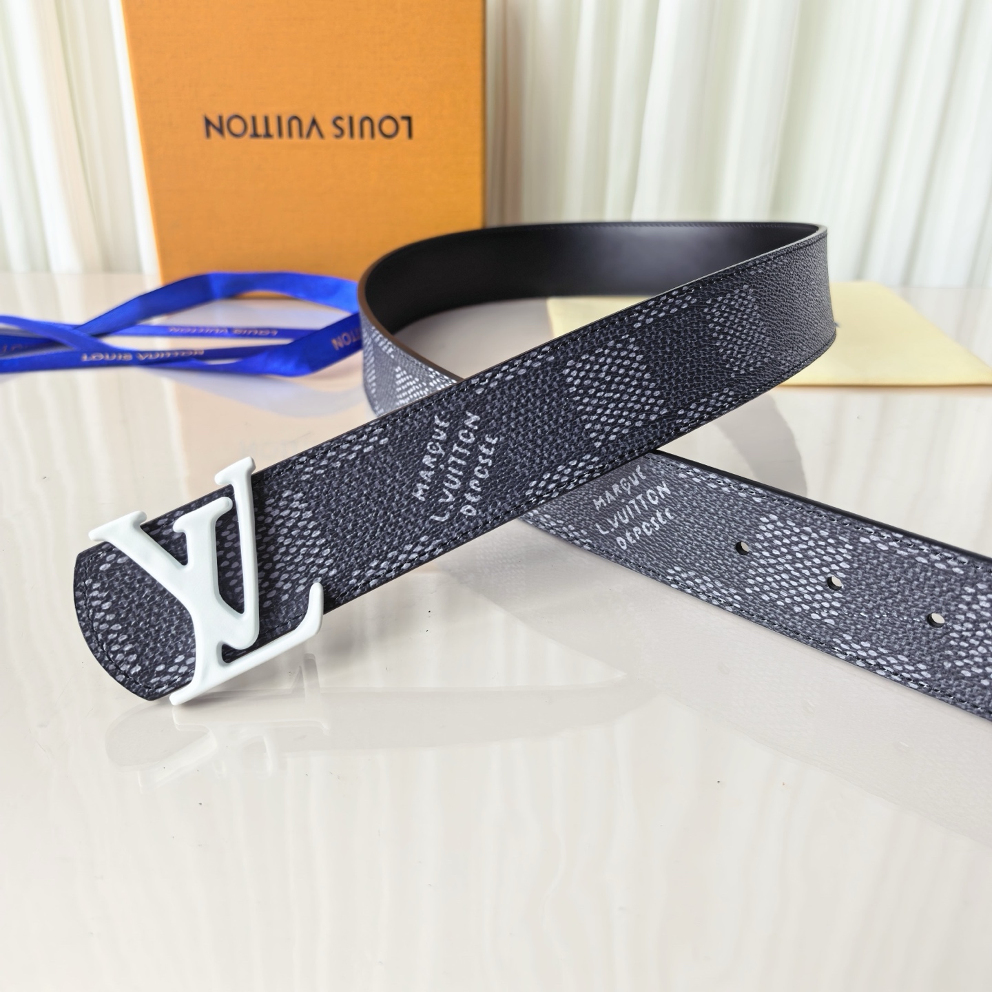 4.0宽LV Initiales Studs 可逆皮带诱人地将House DNA与意想不到的繁荣相结合，