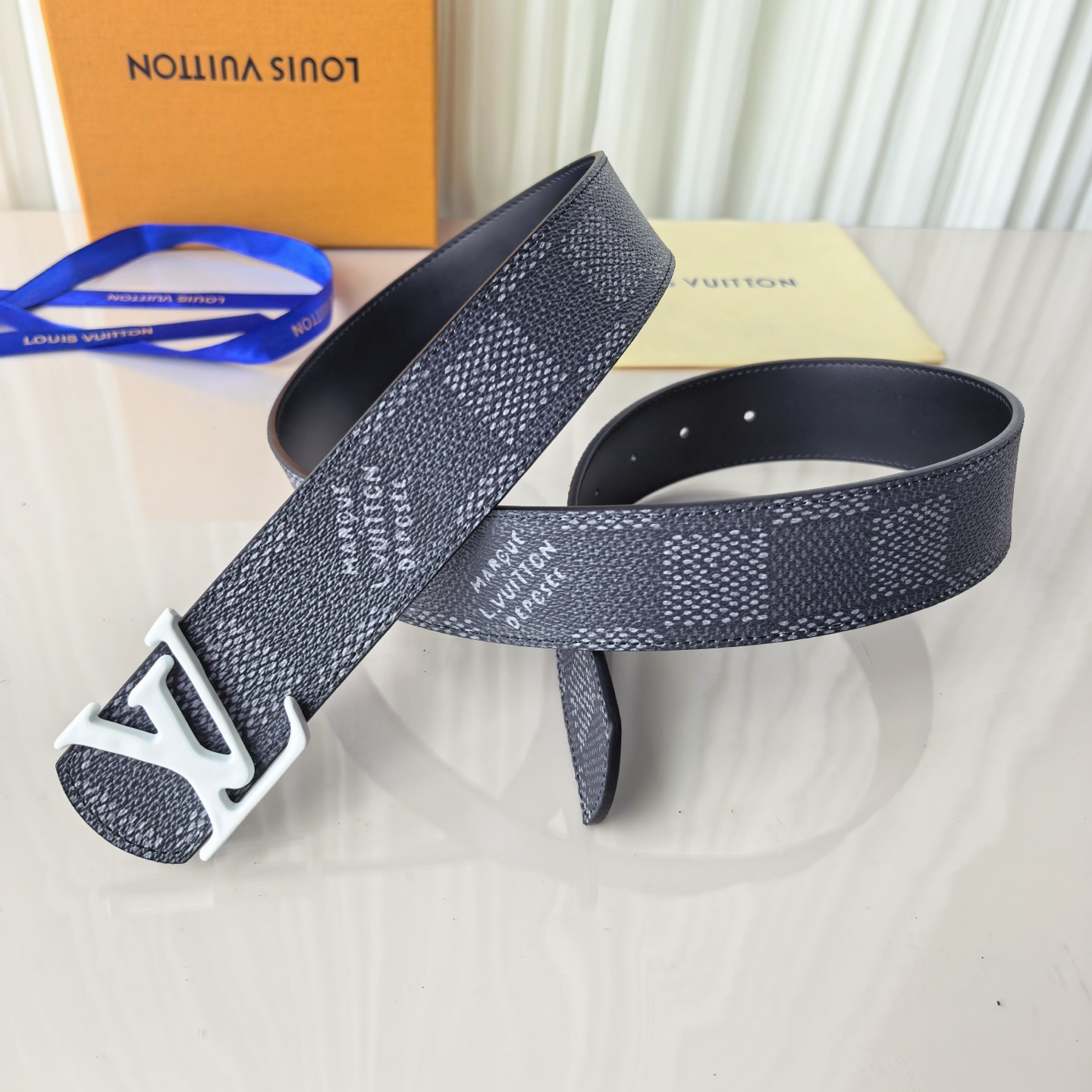 4.0宽LV Initiales Studs 可逆皮带诱人地将House DNA与意想不到的繁荣相结合，