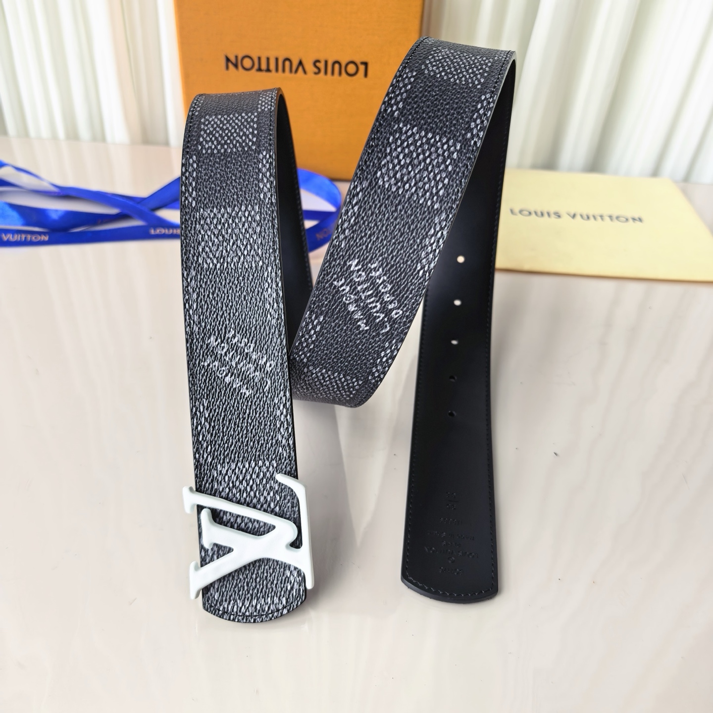 4.0宽LV Initiales Studs 可逆皮带诱人地将House DNA与意想不到的繁荣相结合，