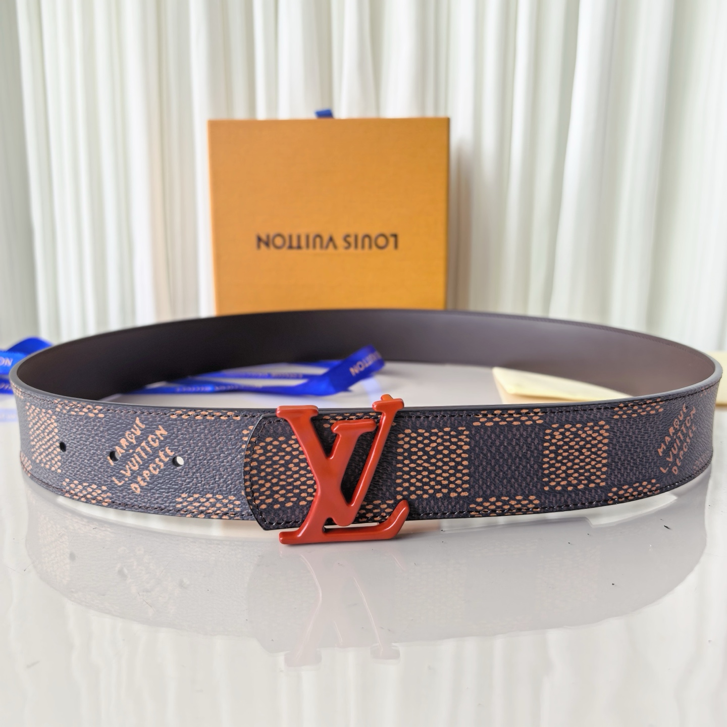 4.0宽LV Initiales Studs 可逆皮带诱人地将House DNA与意想不到的繁荣相结合，